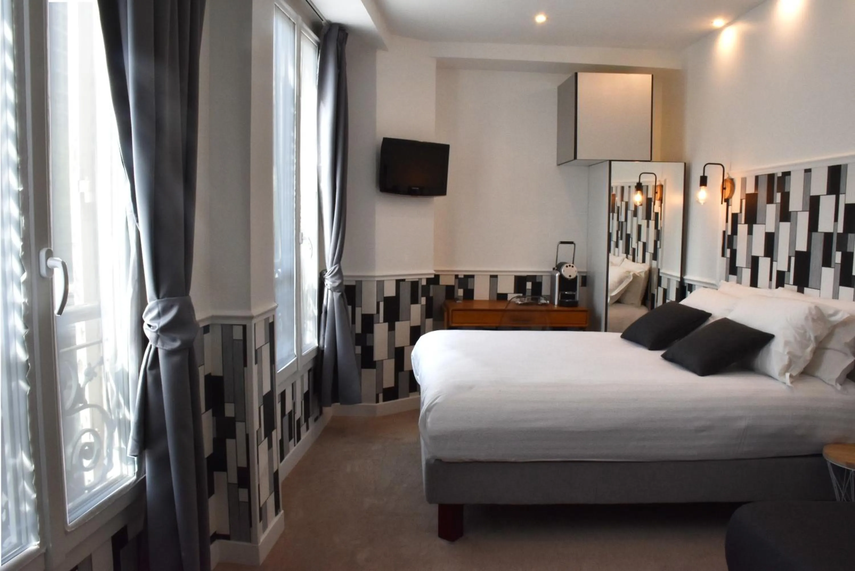 Photo of the whole room, Bed in Hôtel Tilde
