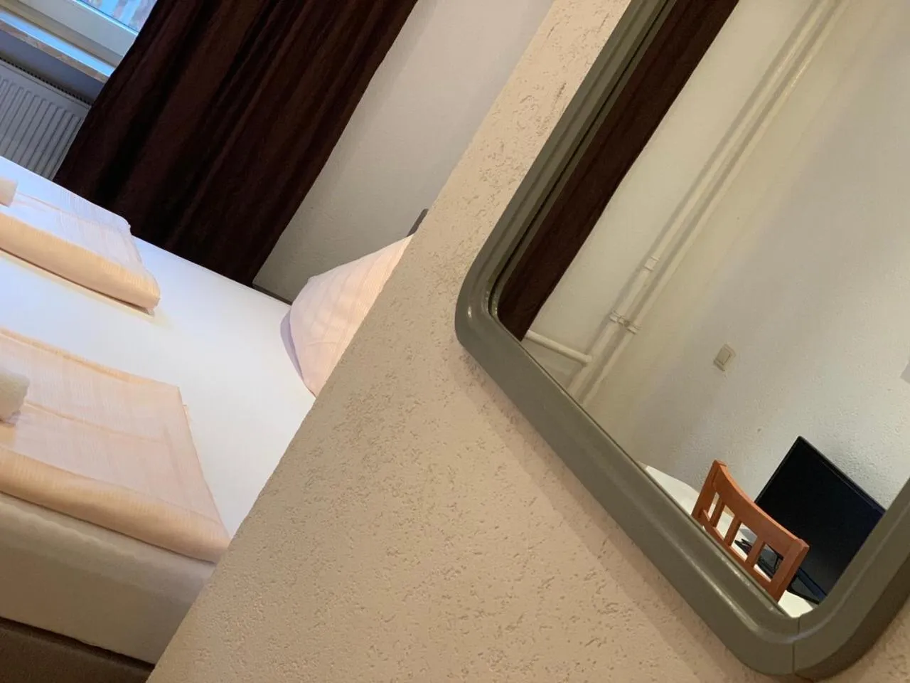 Property building, Bed in Hotel Restaurant Memo