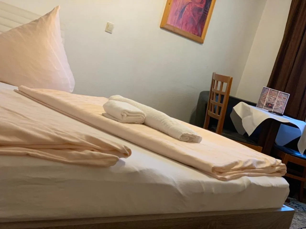 Bed in Hotel Restaurant Memo