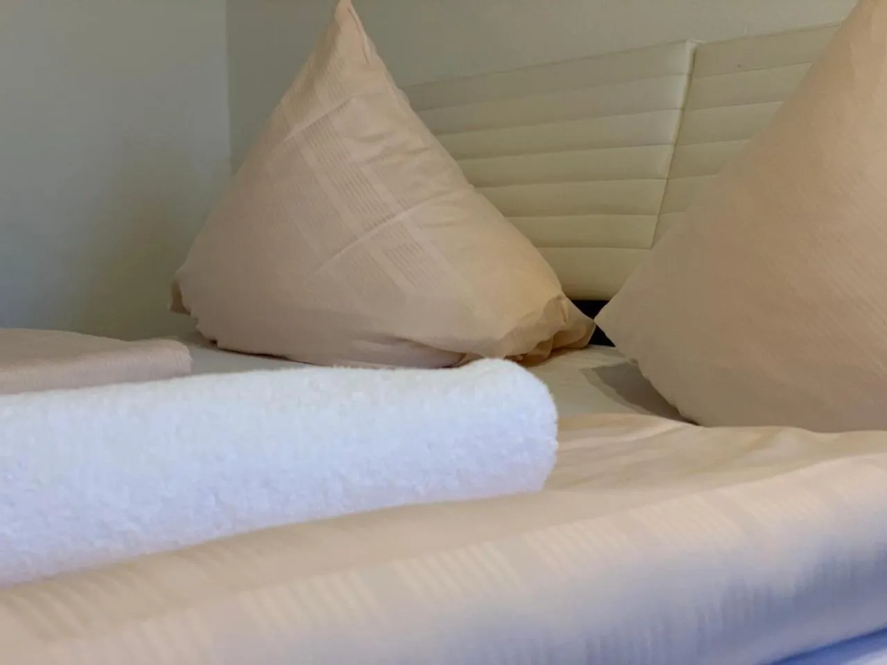 Property building, Bed in Hotel Restaurant Memo