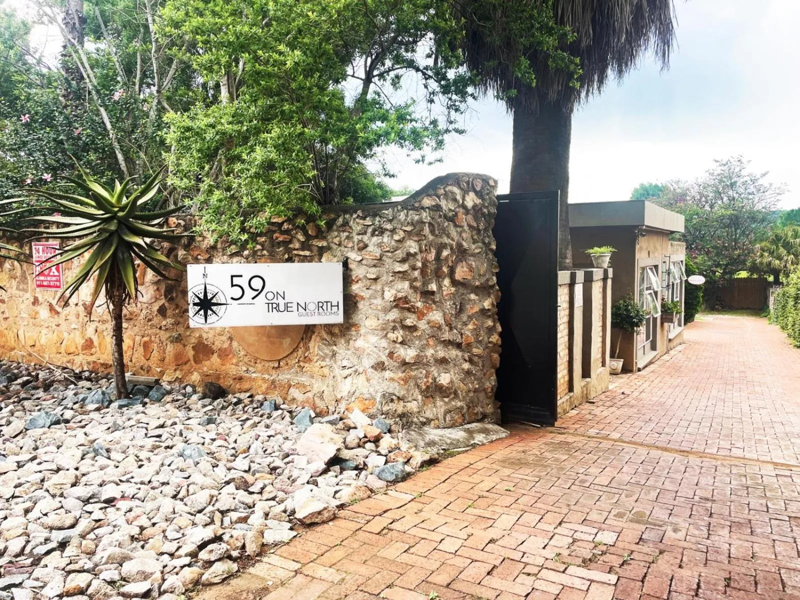 Facade/entrance in 59 On True North Guest Rooms