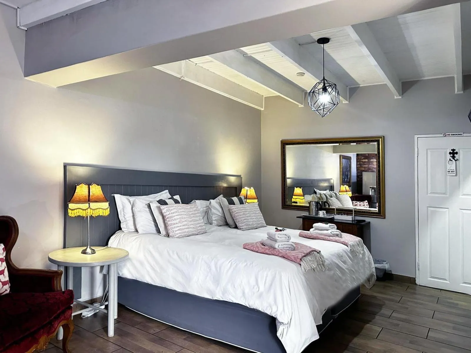 Photo of the whole room, Bed in 59 On True North Guest Rooms