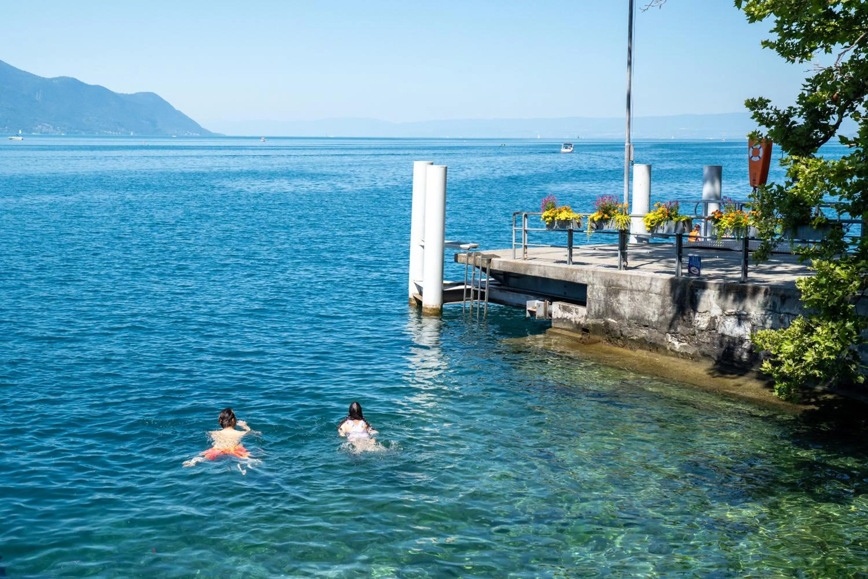 Beach in Montreux Youth Hostel