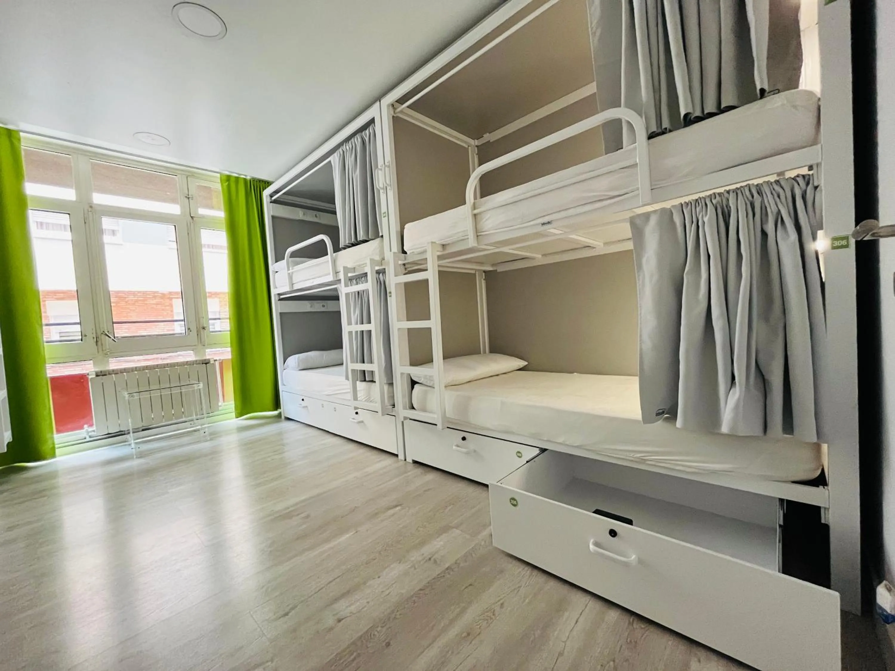 Single Bed in 8-Bed Mixed Dormitory Room in Alberguinn