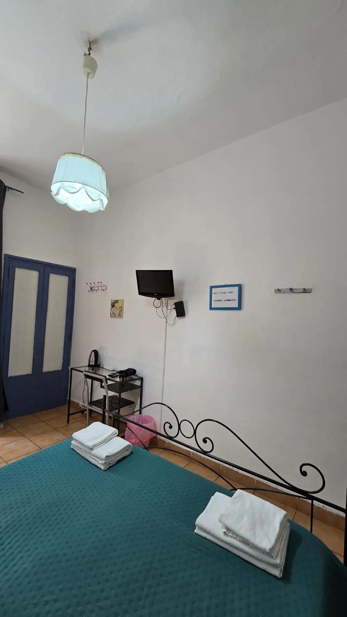 Bed in Meltin' Rome Guest House