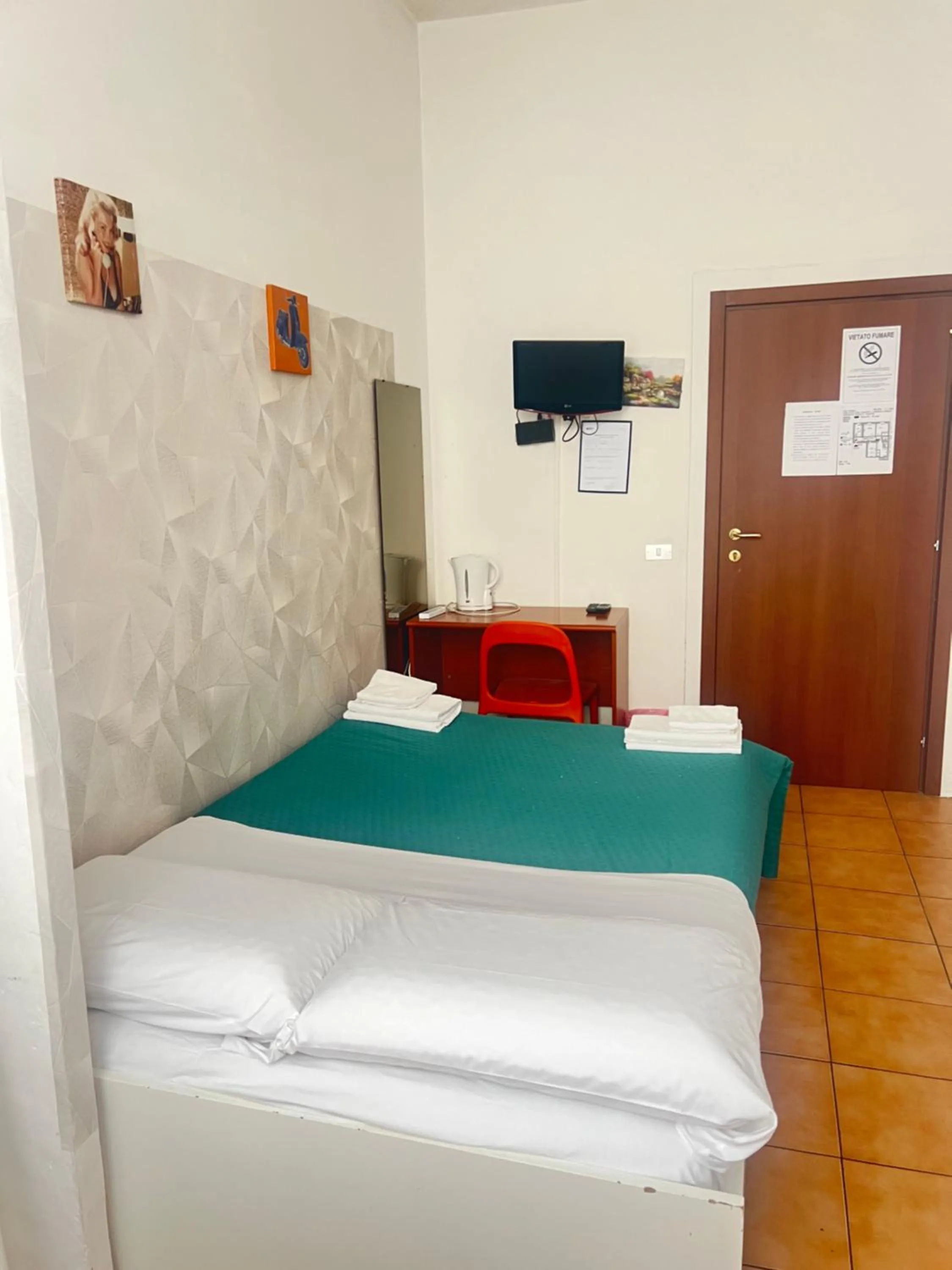 Bed in Meltin' Rome Guest House