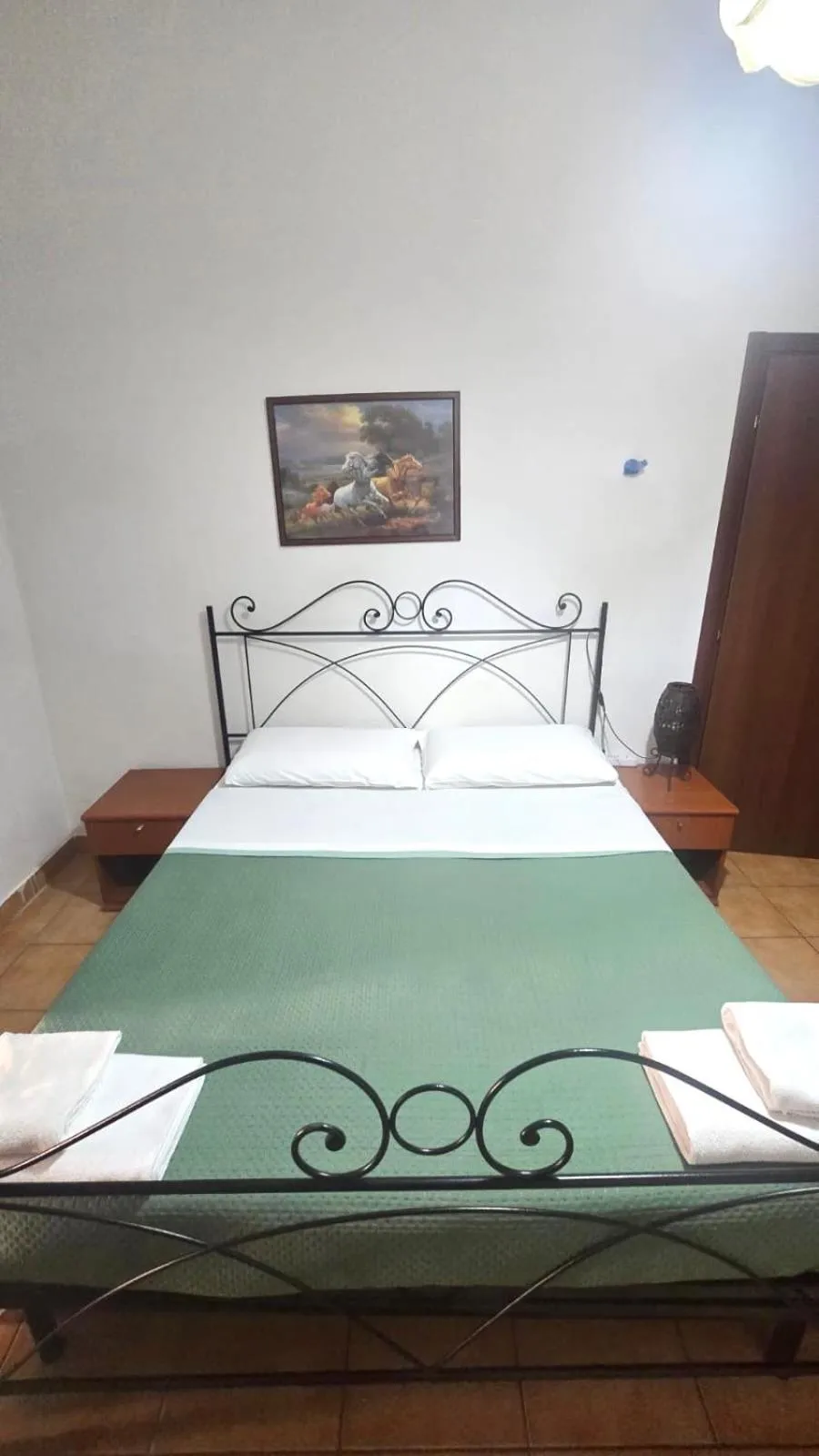 Bed in Meltin' Rome Guest House