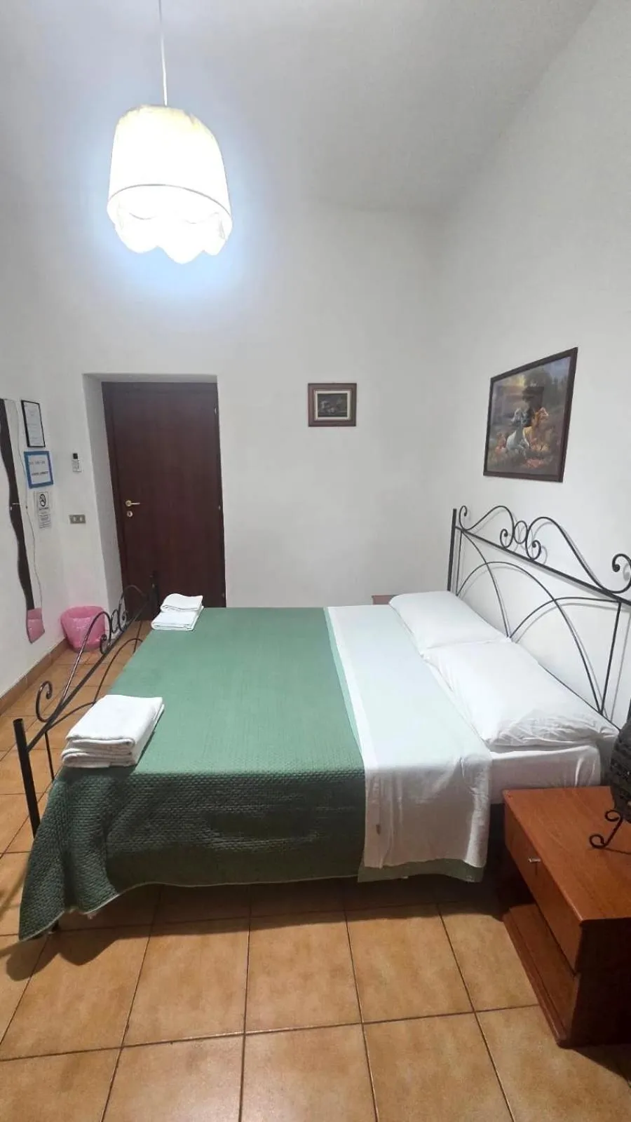 Bed in Meltin' Rome Guest House