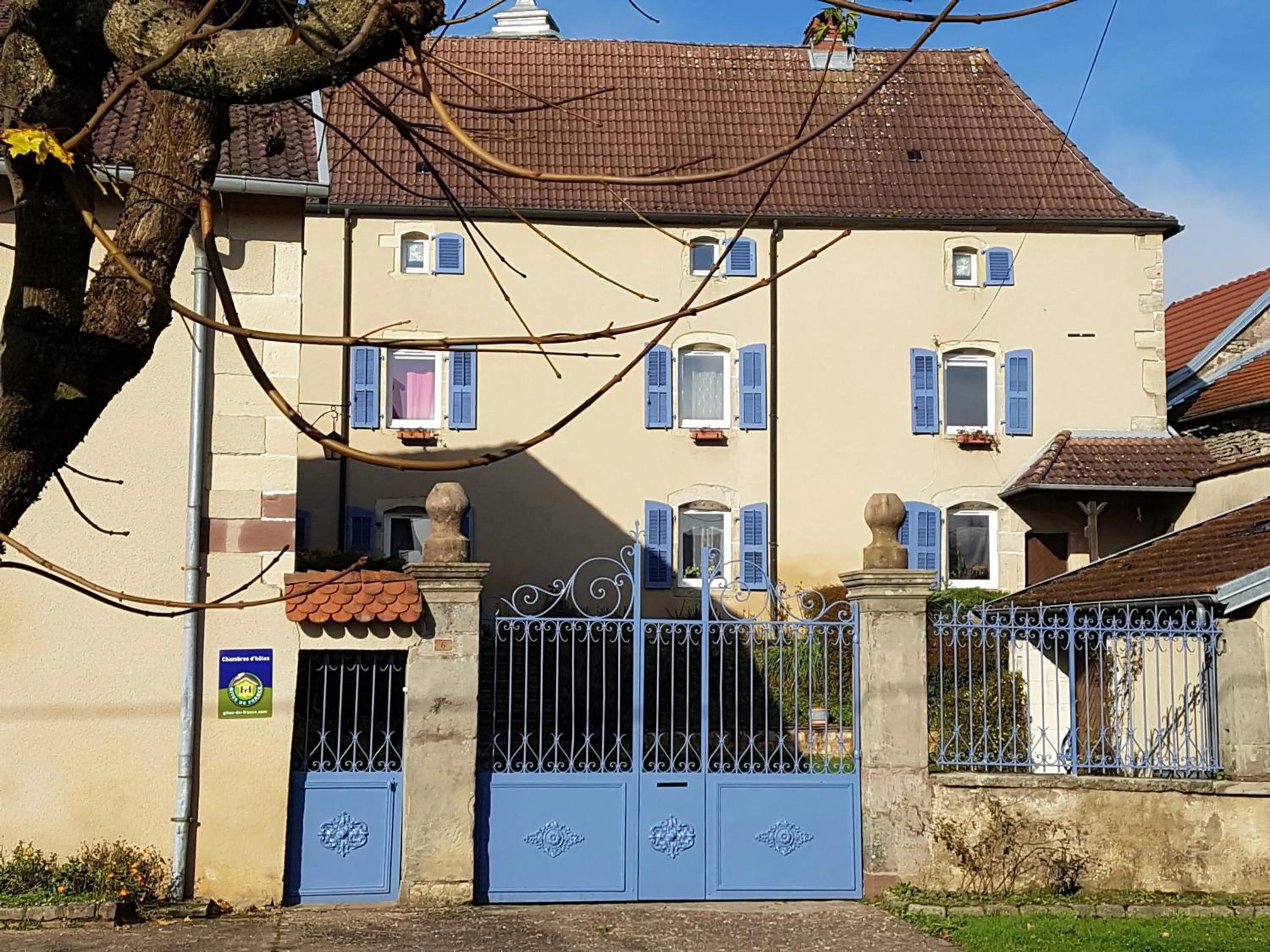 Facade/entrance in La Grange Des Roches Roses