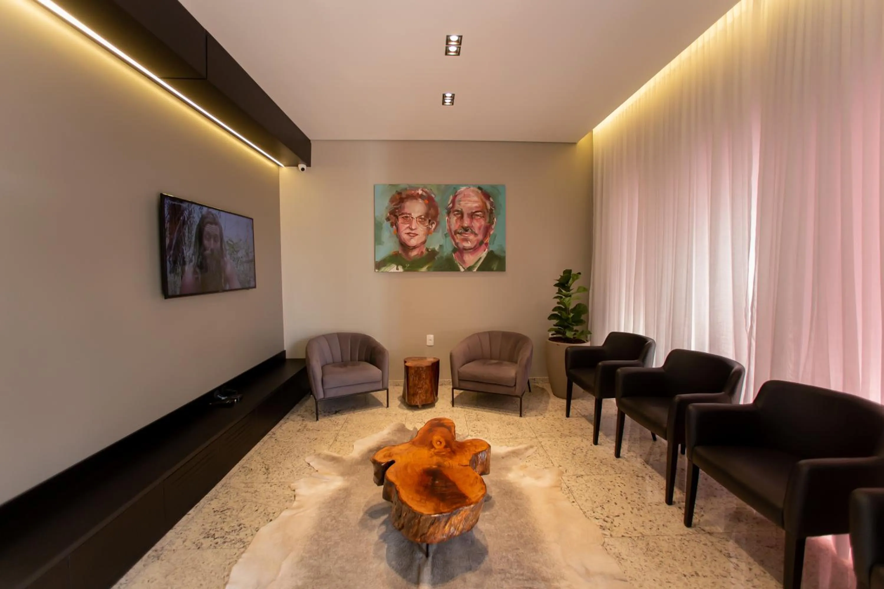 Communal lounge/ TV room in Luz Hotel Pato Branco