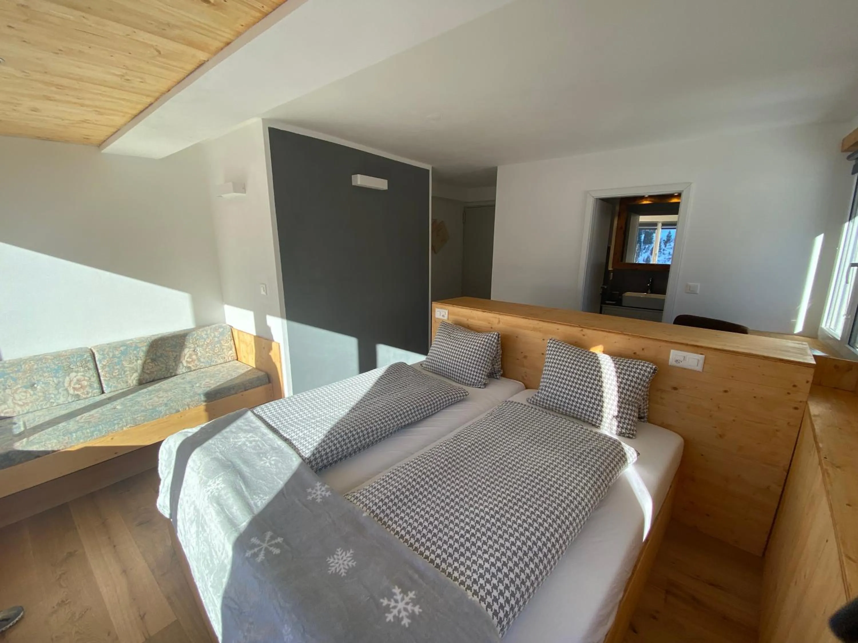 Bedroom, Bed in Mountain Lodge Sedrun
