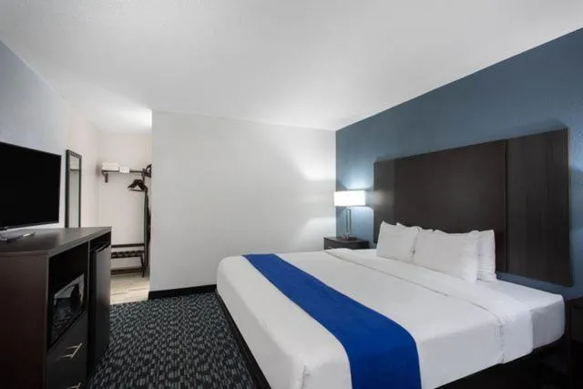 Bed in University Inn & Suites