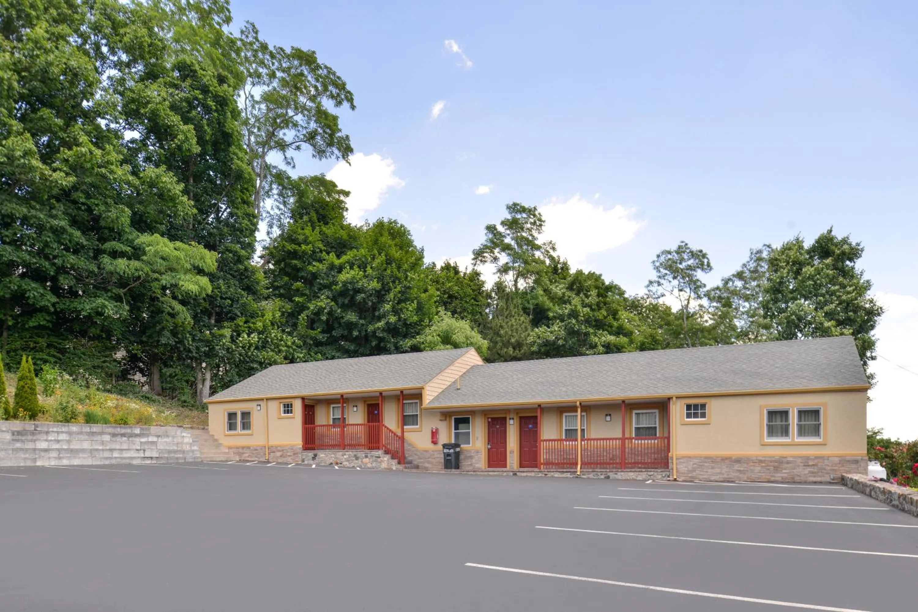 Day in Golden Hill Inn-Danbury