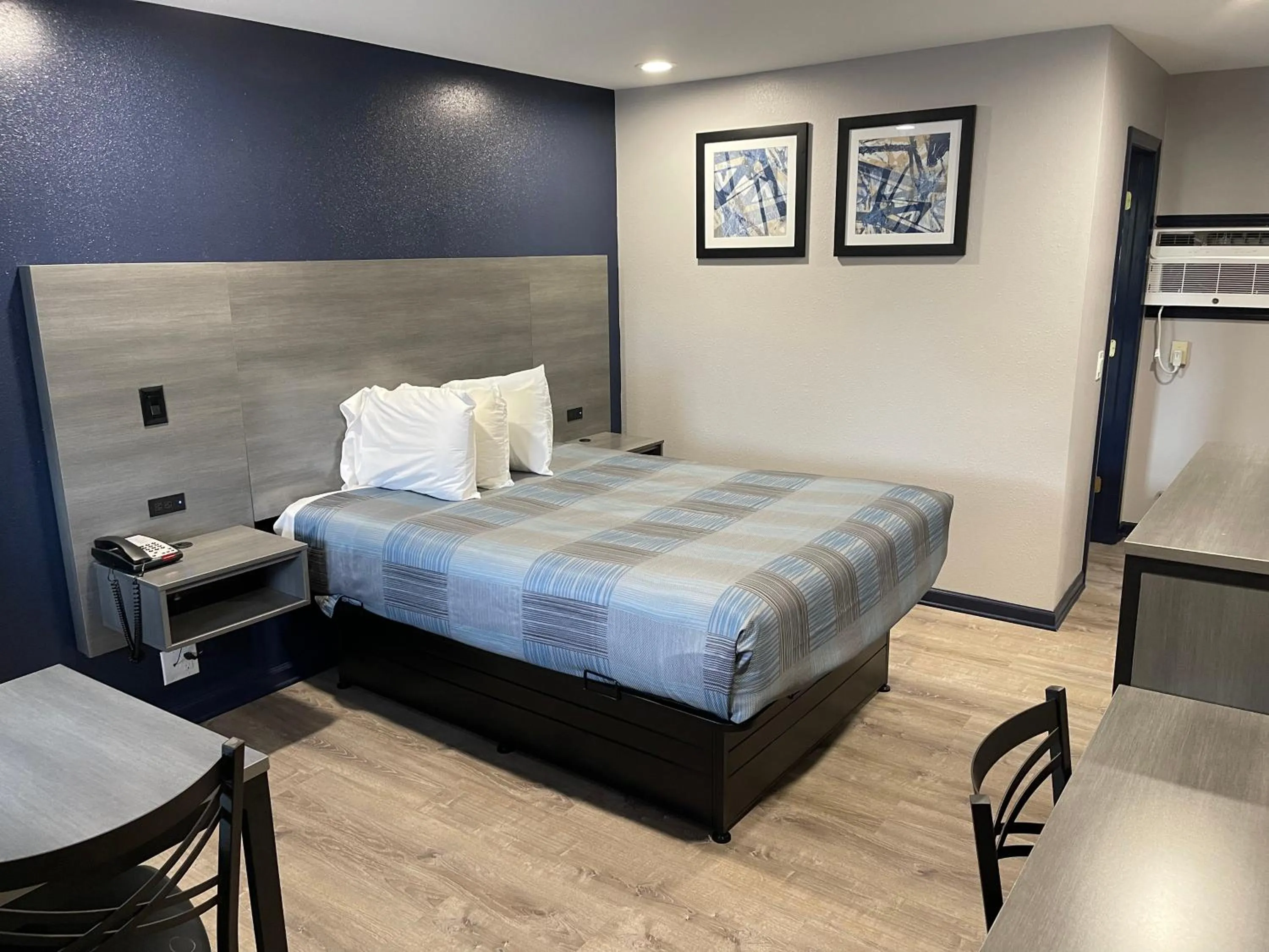 Bed in Golden Hill Inn-Danbury