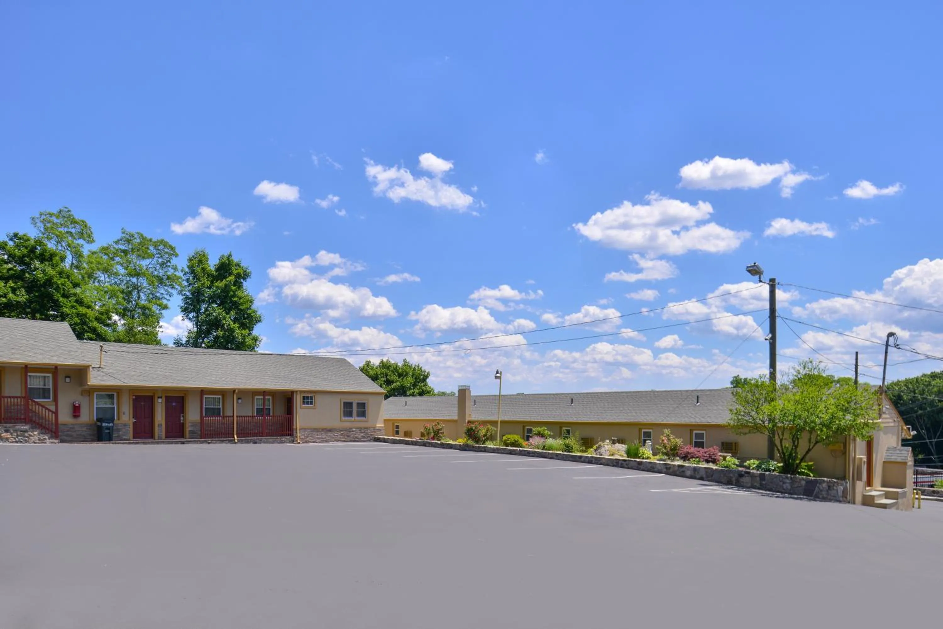 Day in Golden Hill Inn-Danbury