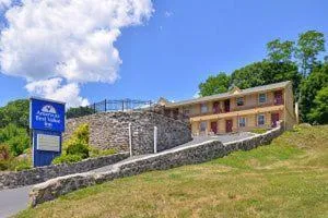 Facade/entrance in Golden Hill Inn-Danbury