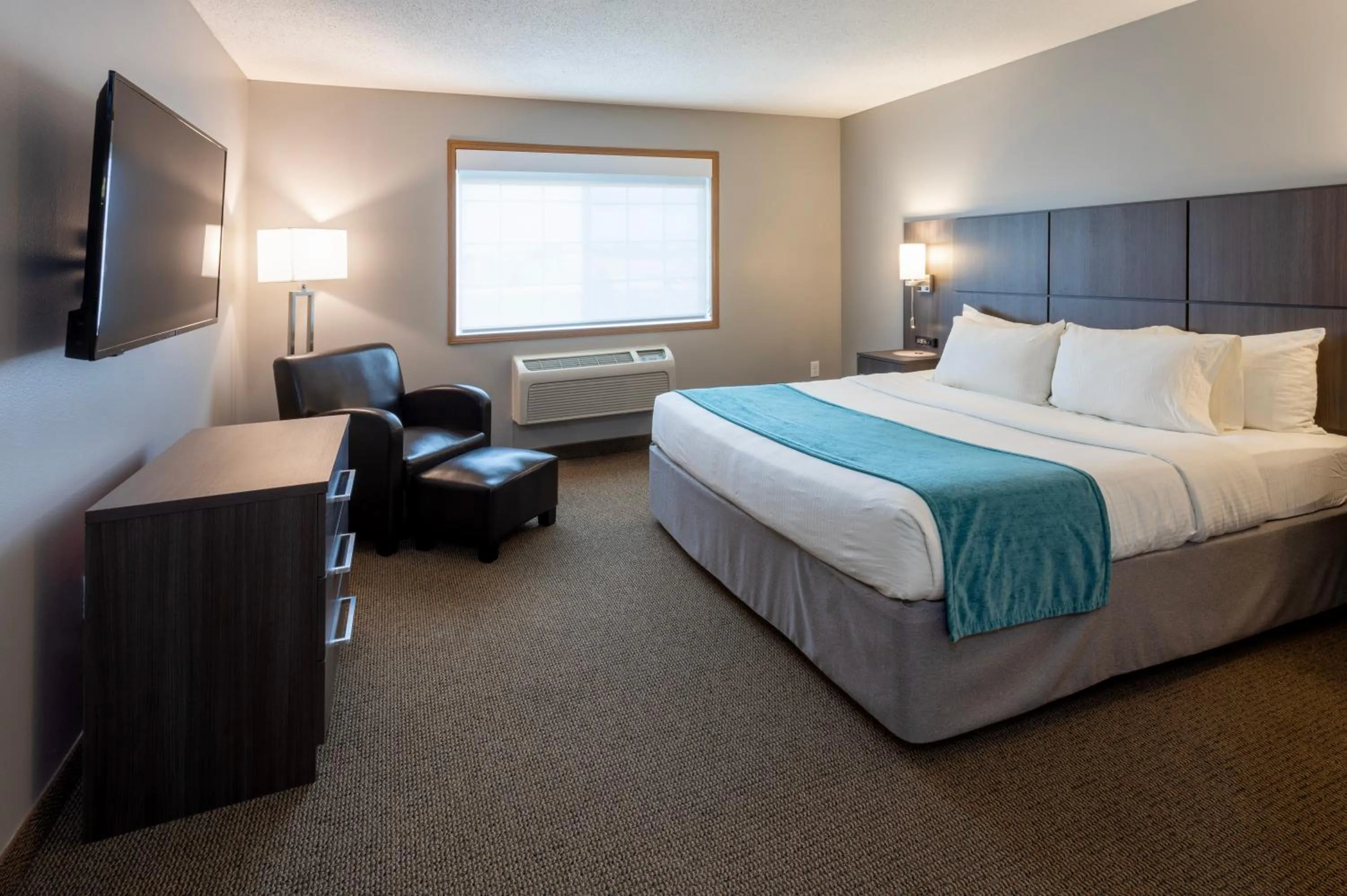 Bed in Paynesville Inn & Suites