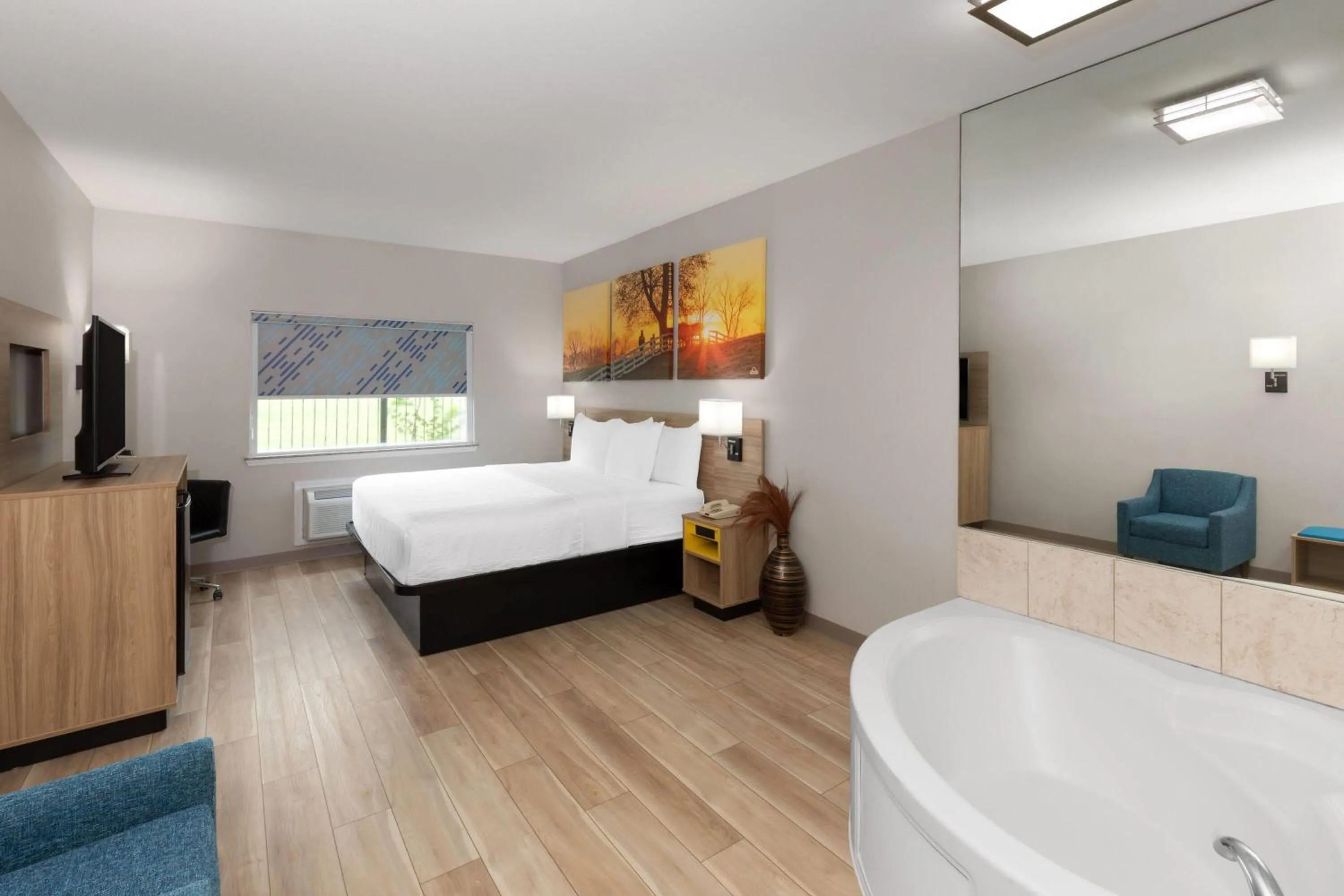 Bath, Bed in Days Inn & Suites by Wyndham Sam Houston Tollway