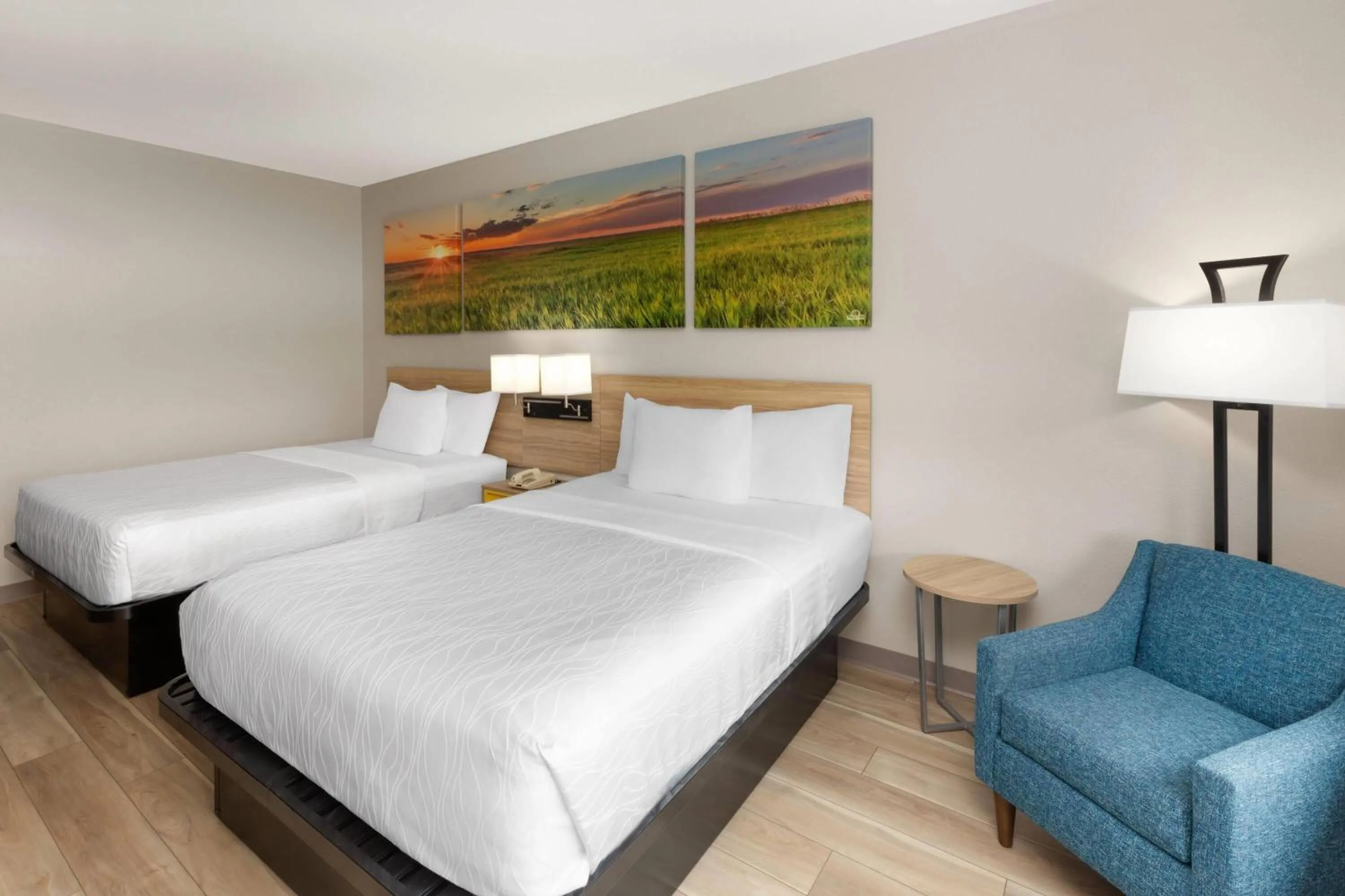 Photo of the whole room, Bed in Days Inn & Suites by Wyndham Sam Houston Tollway