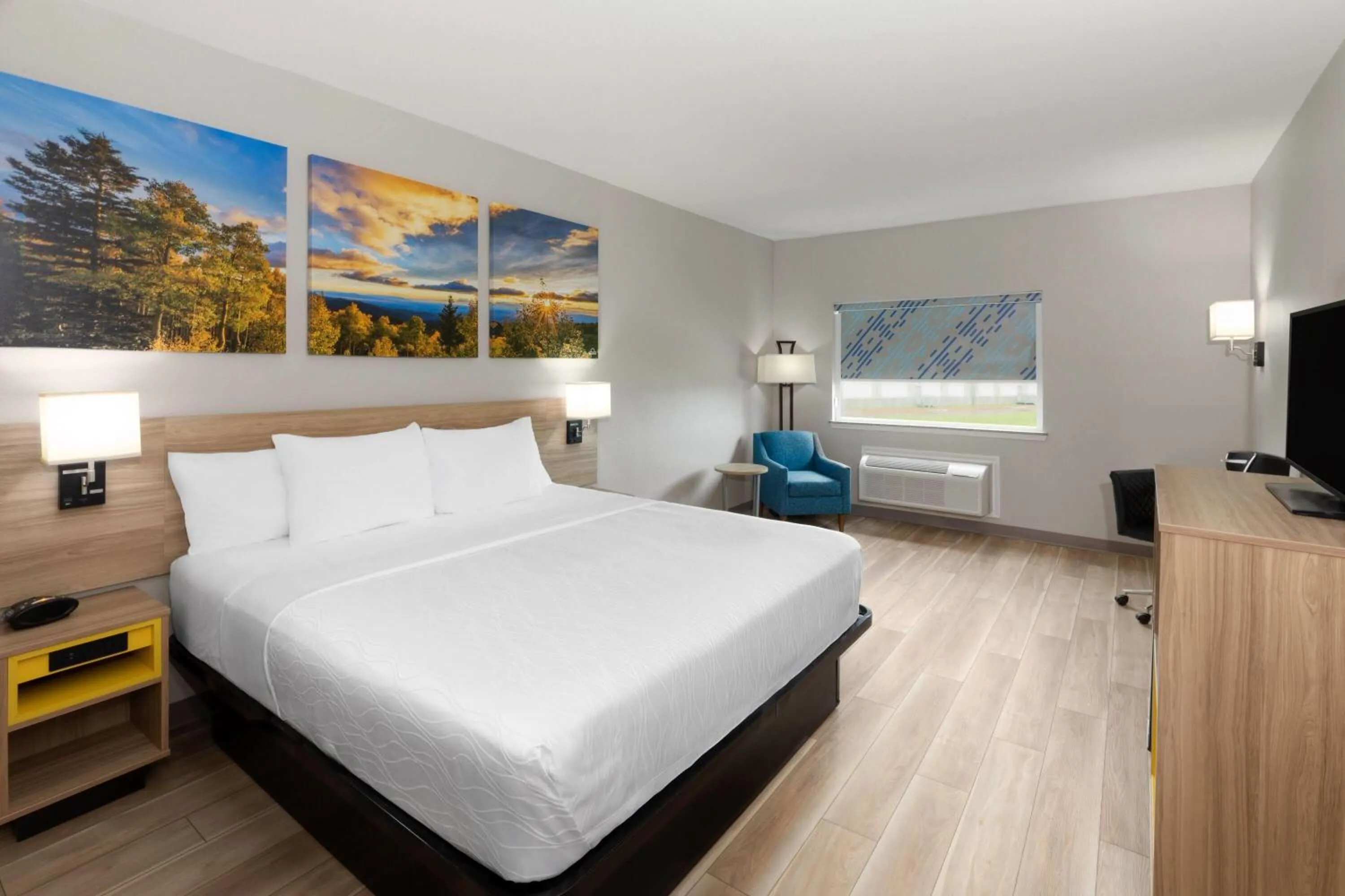 Photo of the whole room, Bed in Days Inn & Suites by Wyndham Sam Houston Tollway