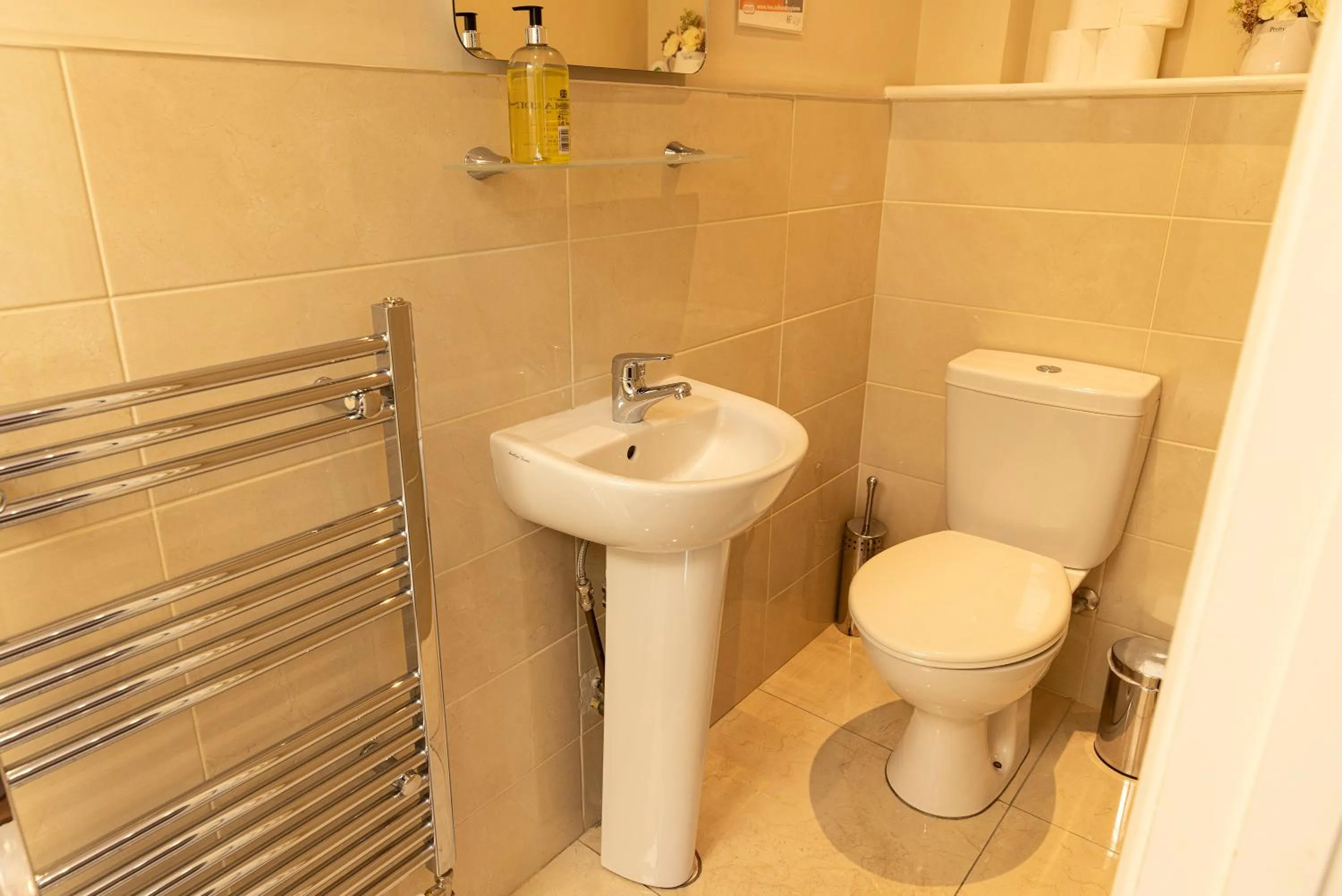 Toilet in Molloys Apartments