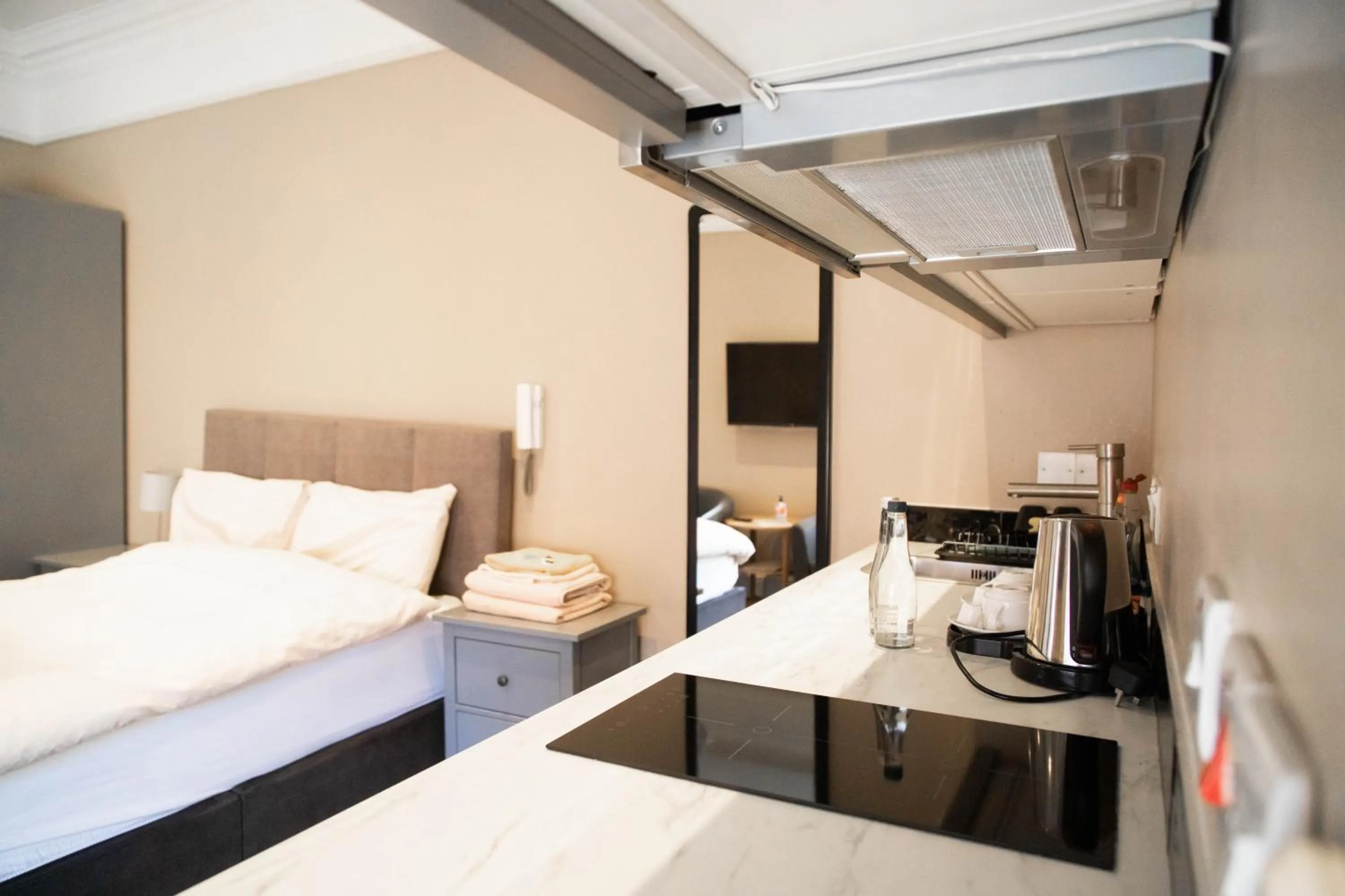 Kitchen or kitchenette, Bed in Molloys Apartments