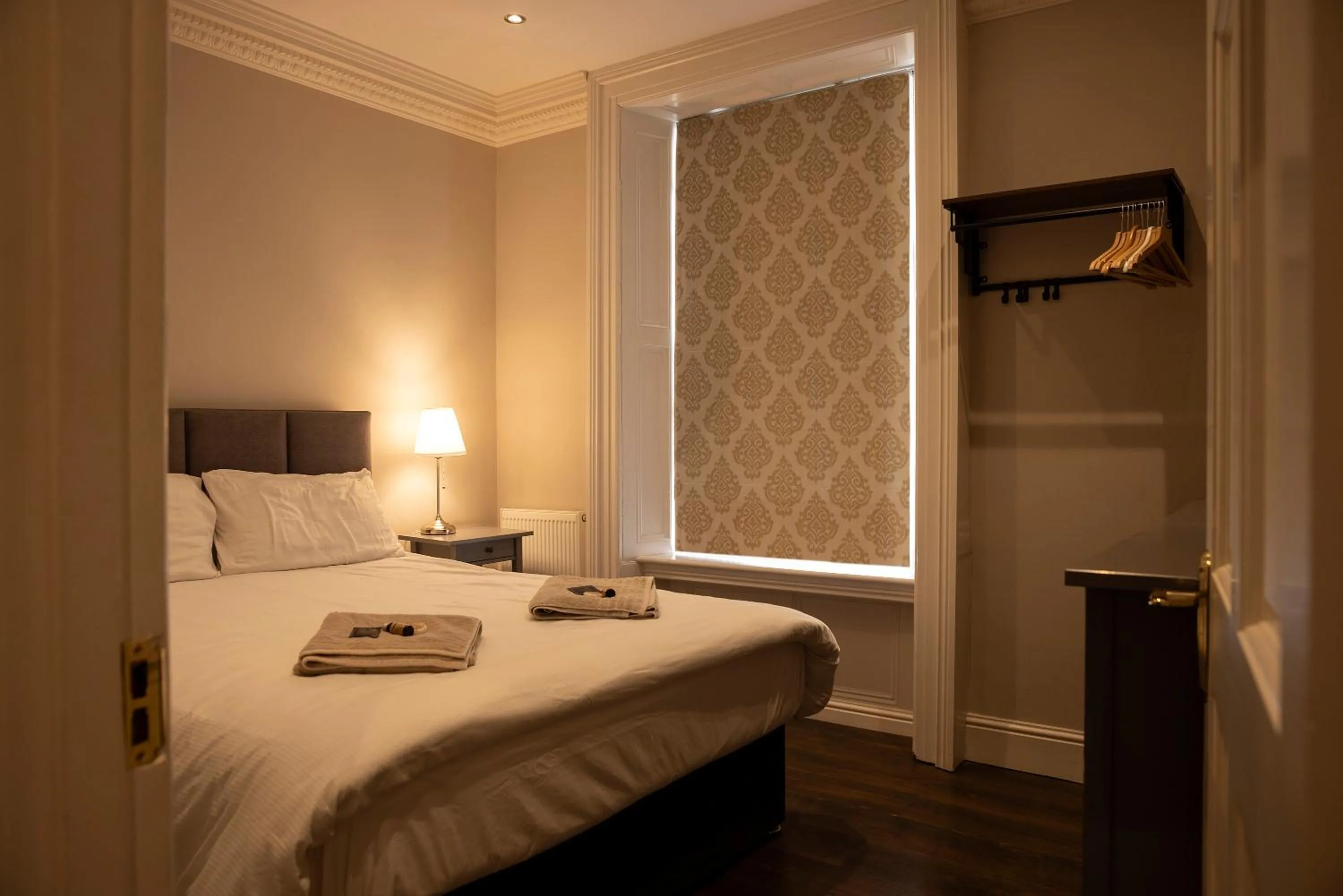 Bedroom, Bed in Molloys Apartments