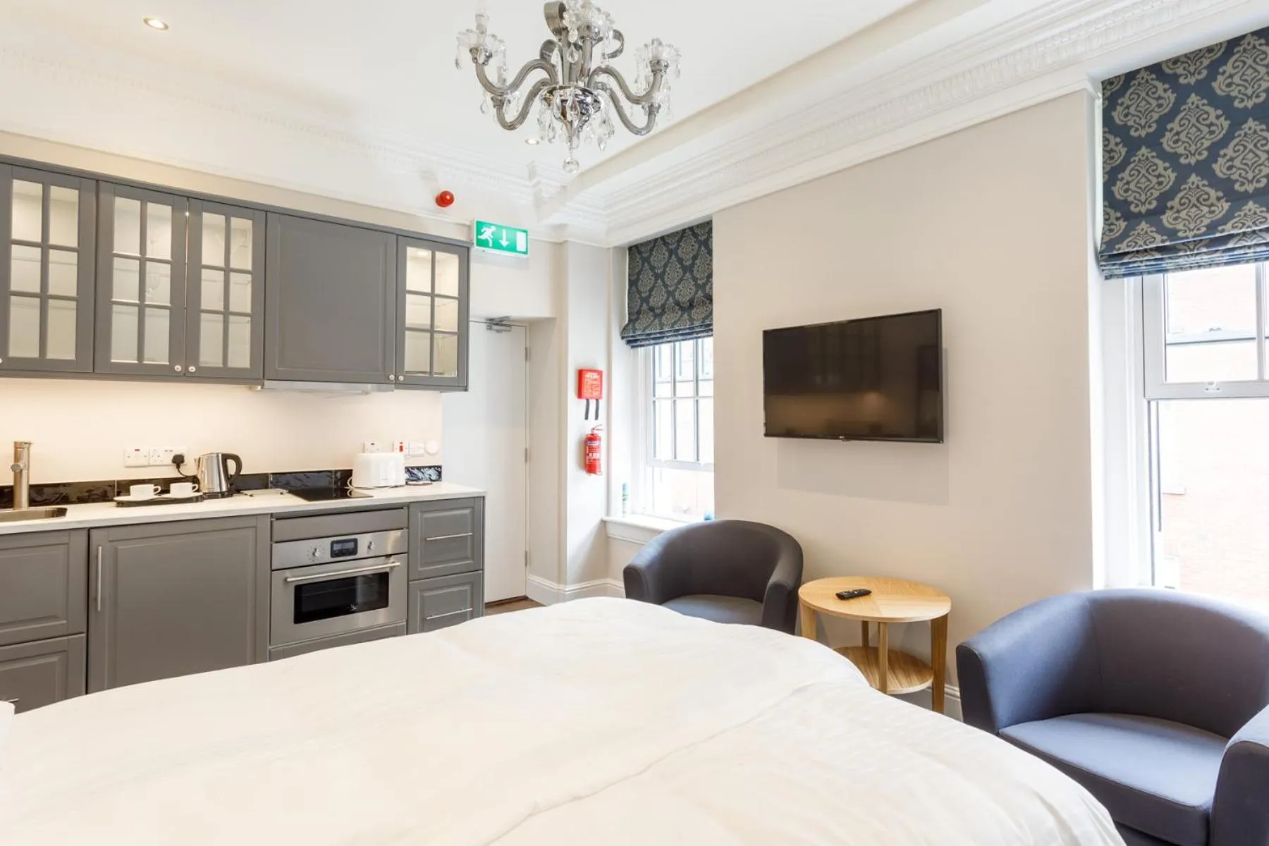 Bedroom, Bed in Molloys Apartments