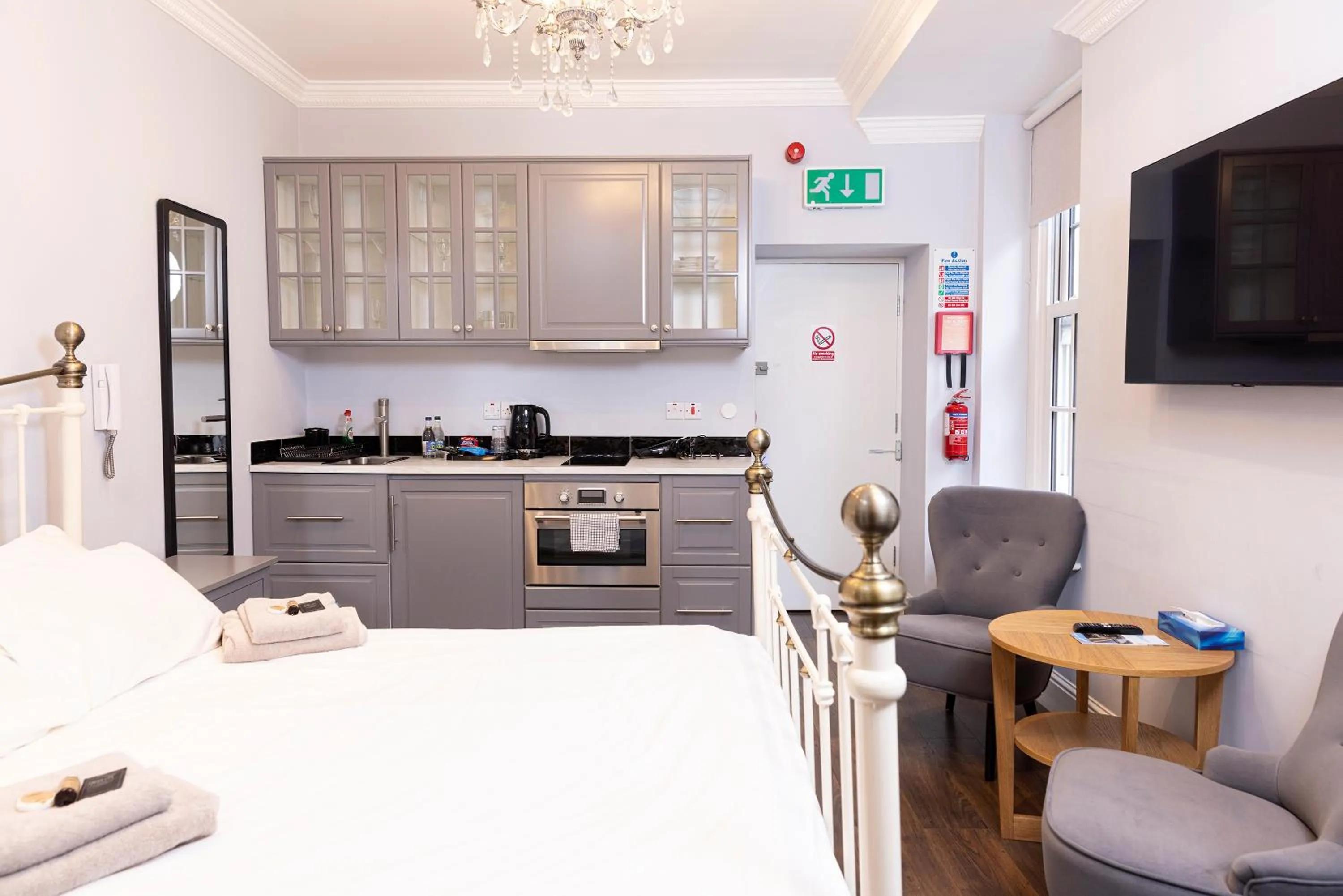 Kitchen or kitchenette, Bed in Molloys Apartments