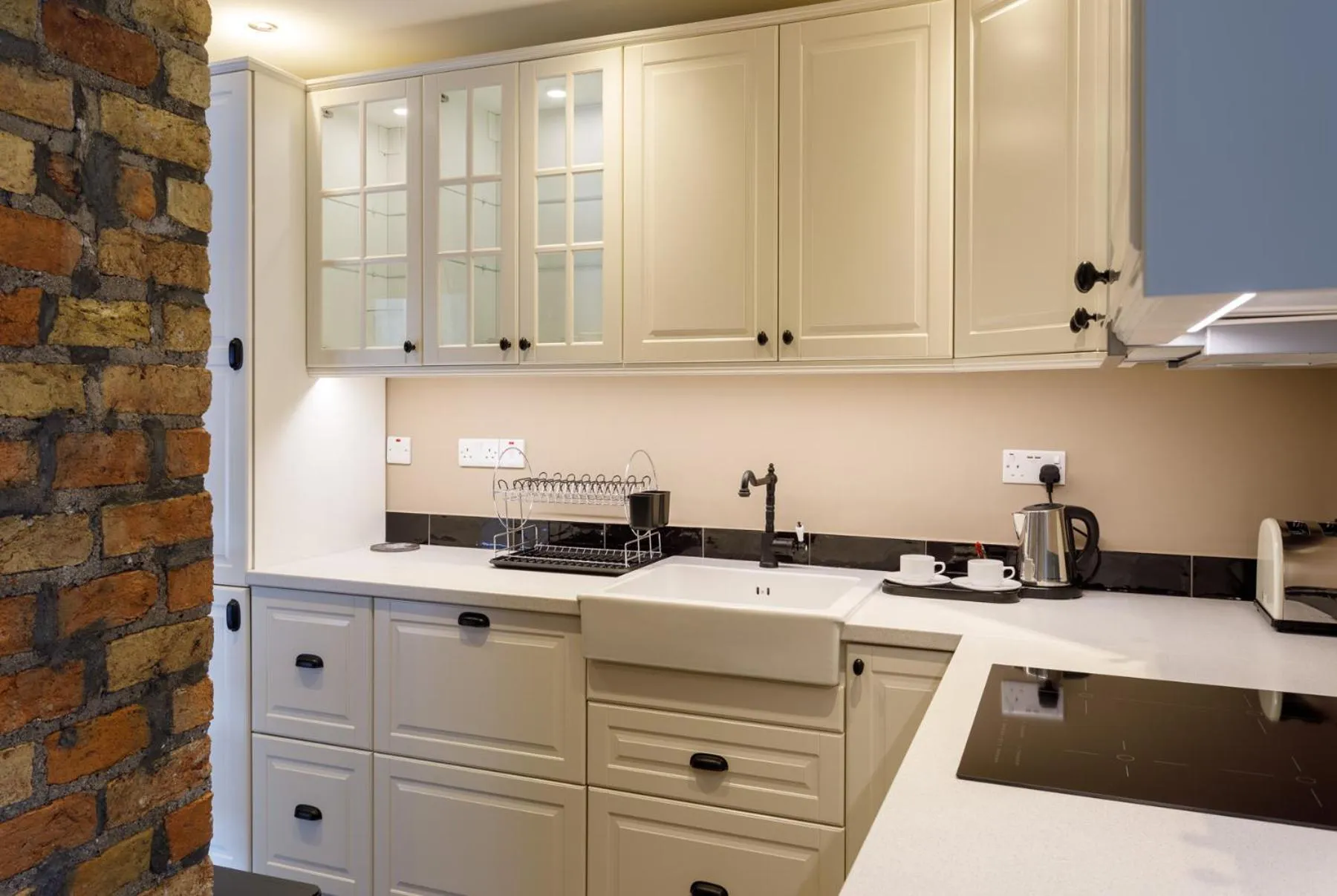 Kitchen or kitchenette in Molloys Apartments