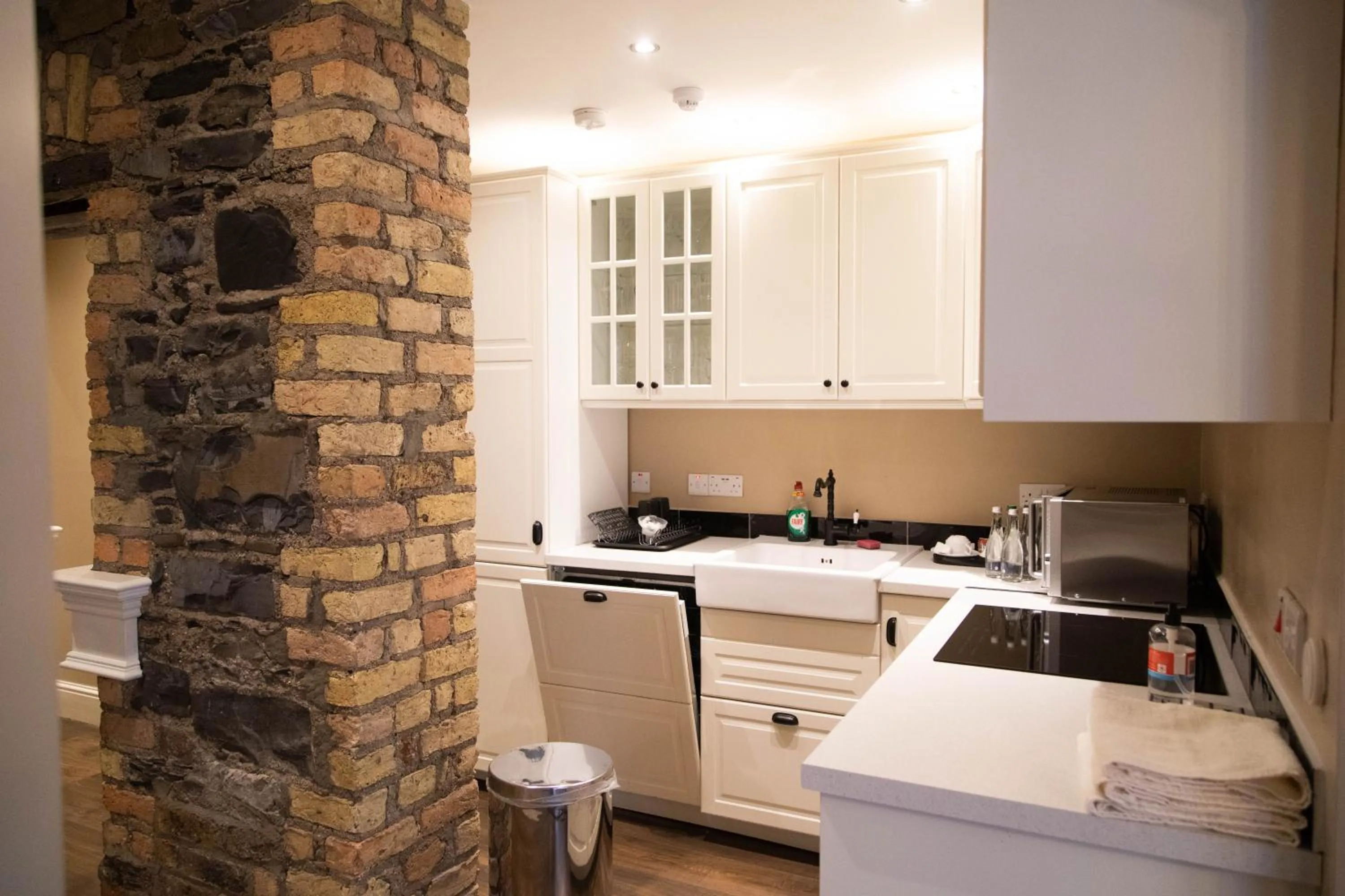 Kitchen or kitchenette in Molloys Apartments