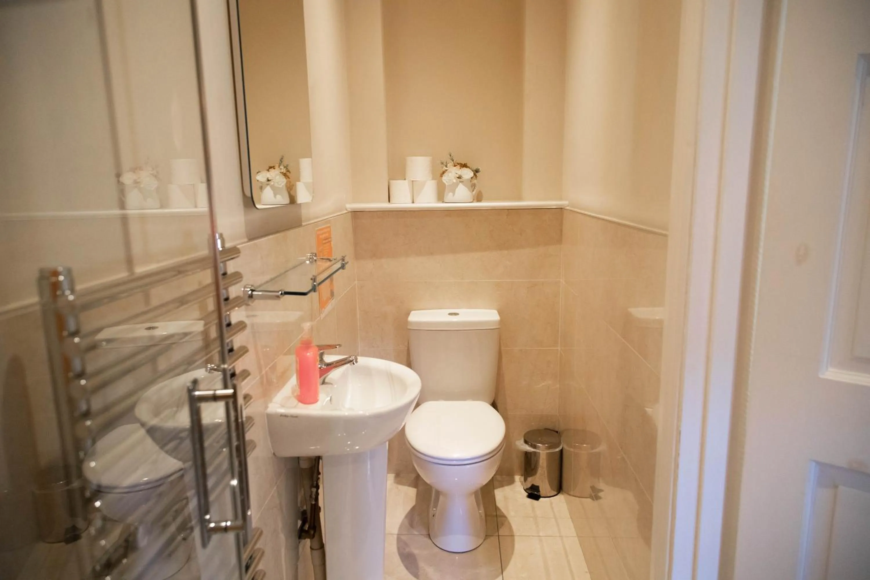 Bathroom in Molloys Apartments