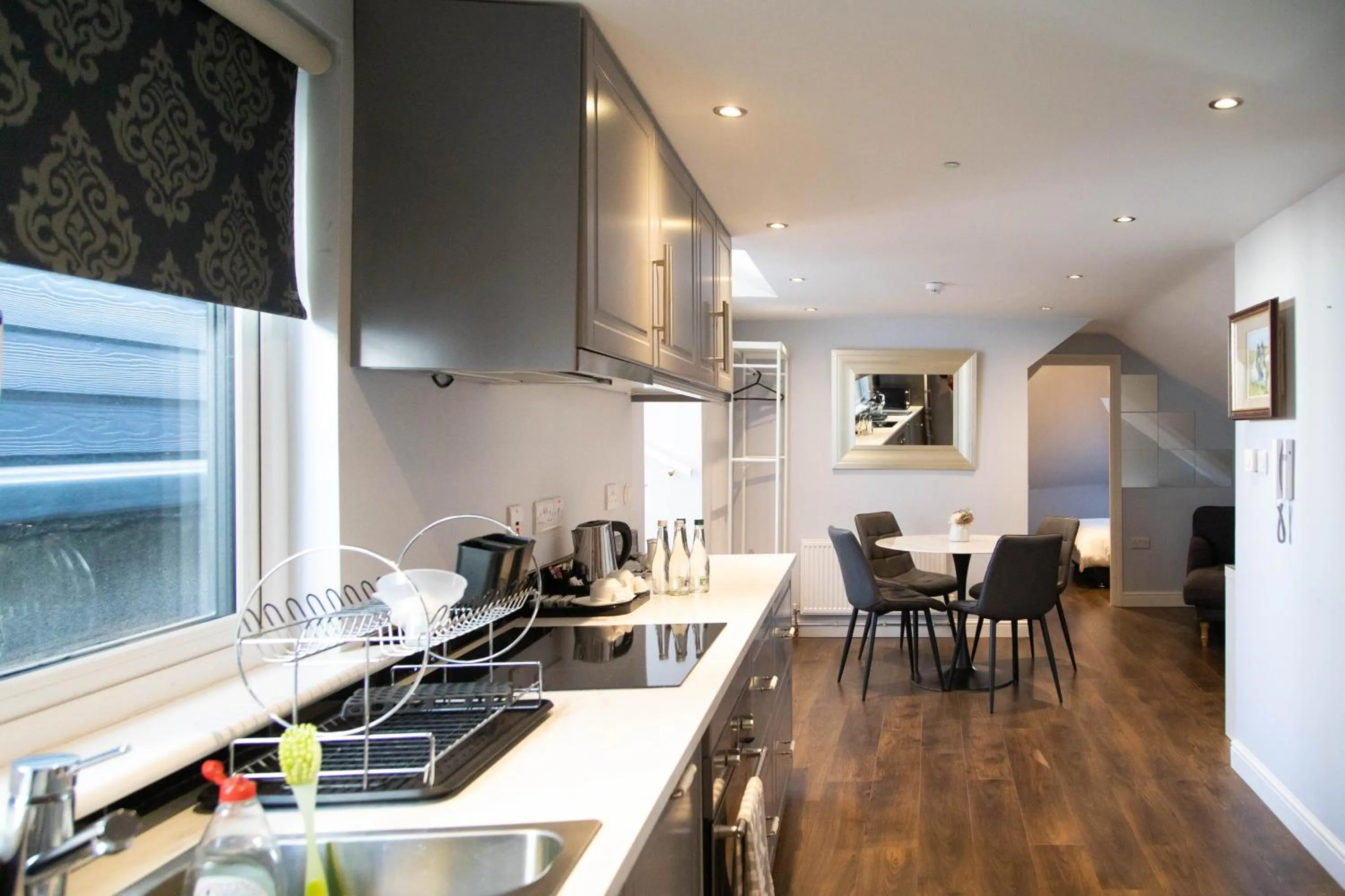 Kitchen or kitchenette in Molloys Apartments