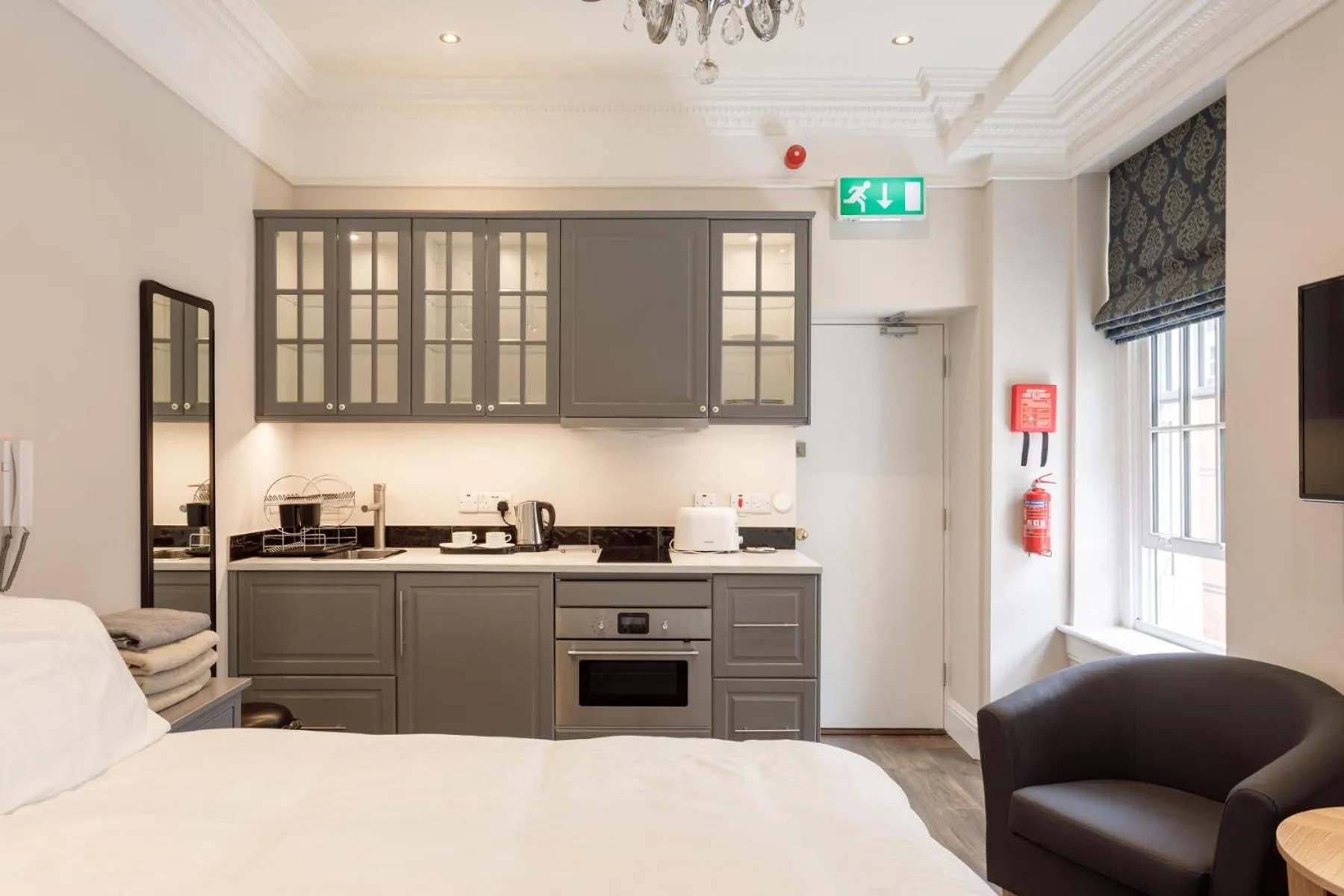 Kitchen or kitchenette, Bed in Molloys Apartments