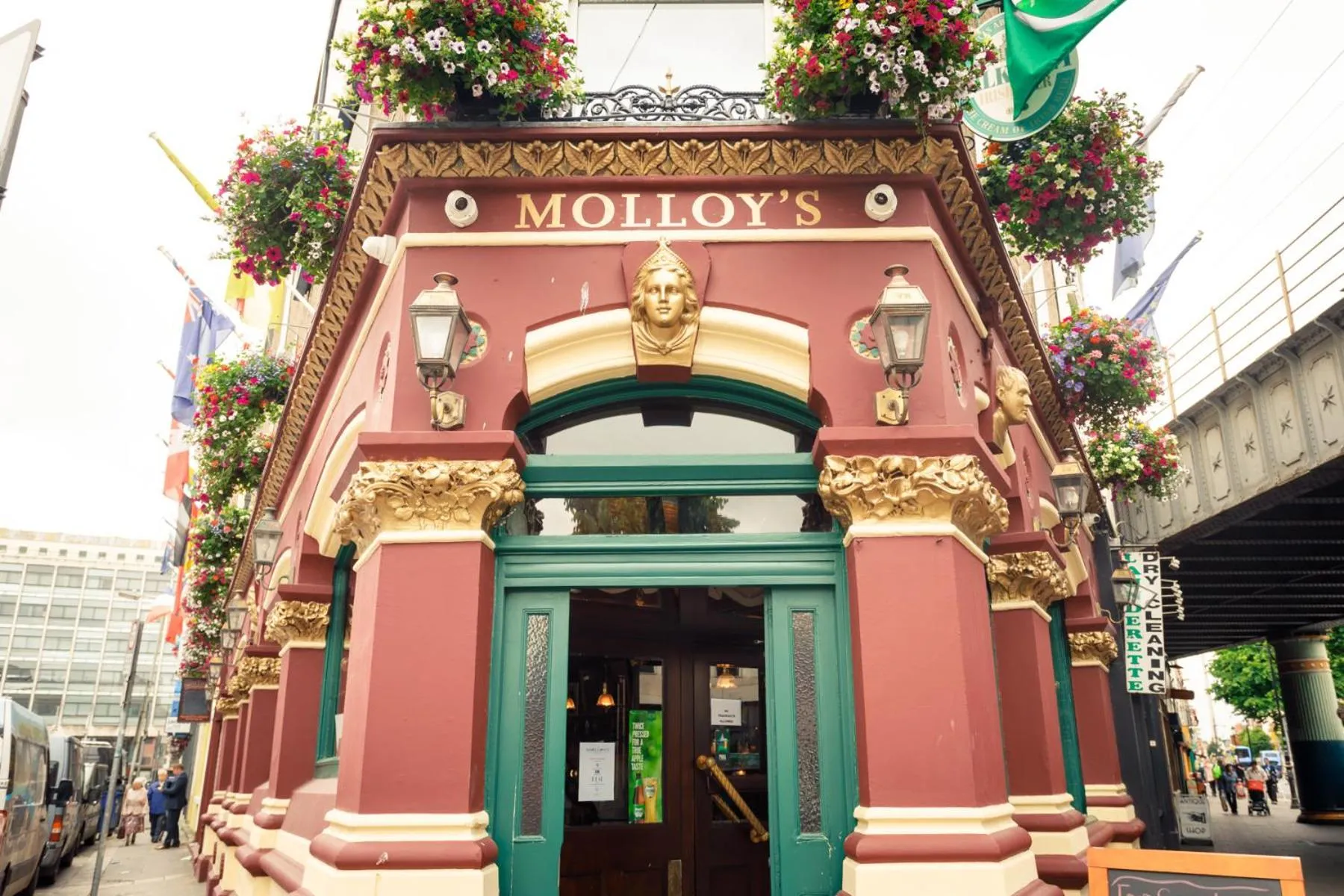 Facade/entrance in Molloys Apartments
