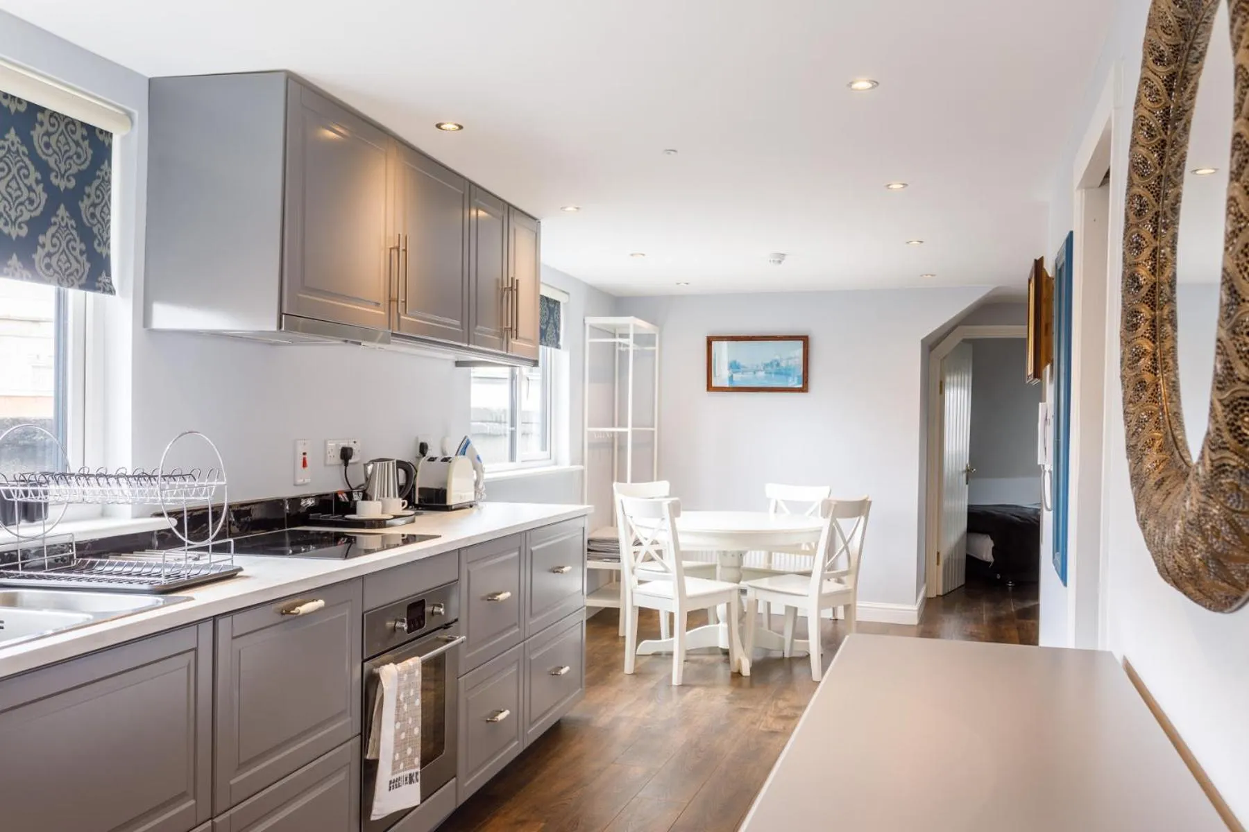 Kitchen or kitchenette in Molloys Apartments