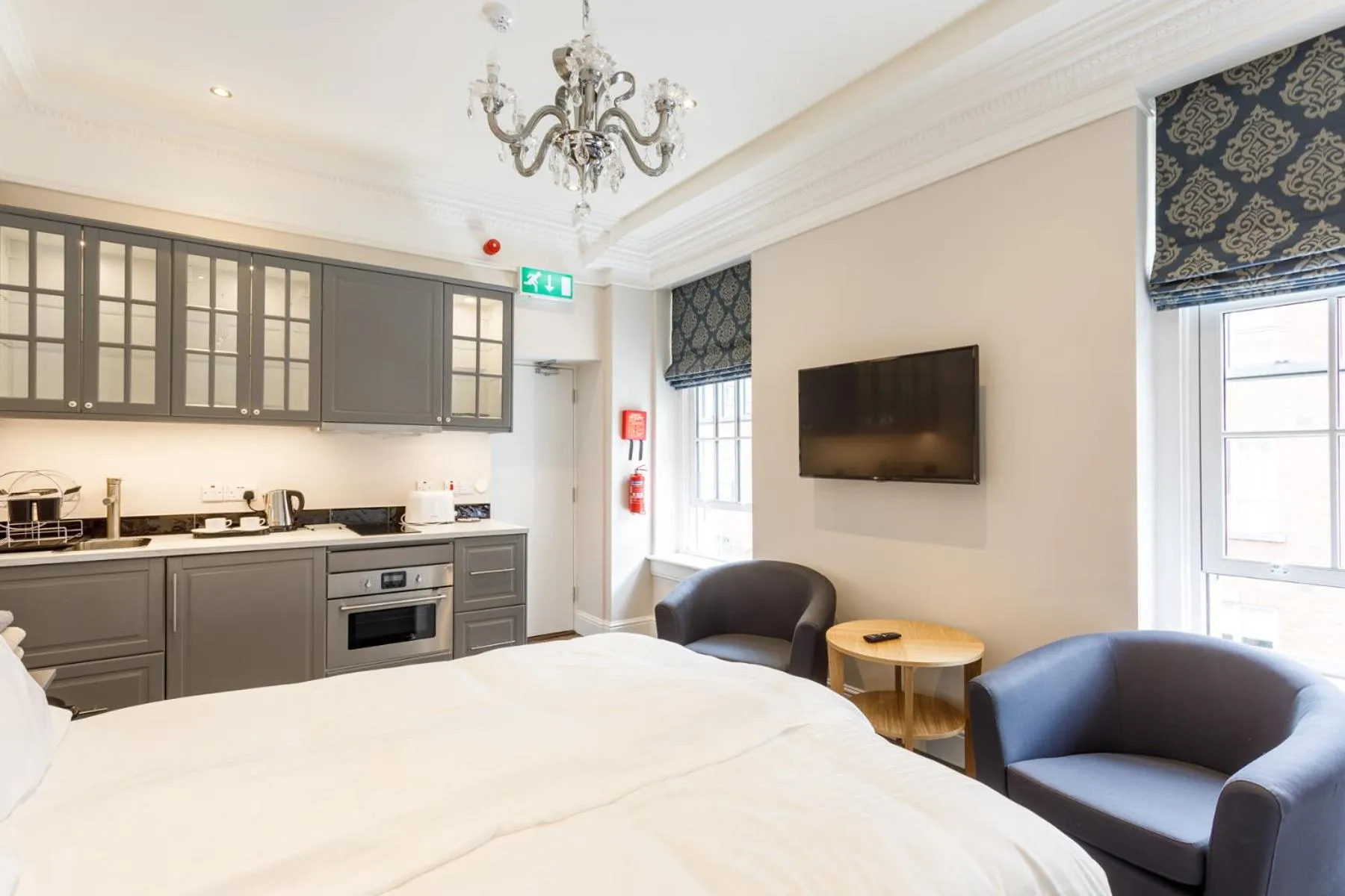 Kitchen or kitchenette, Bed in Molloys Apartments