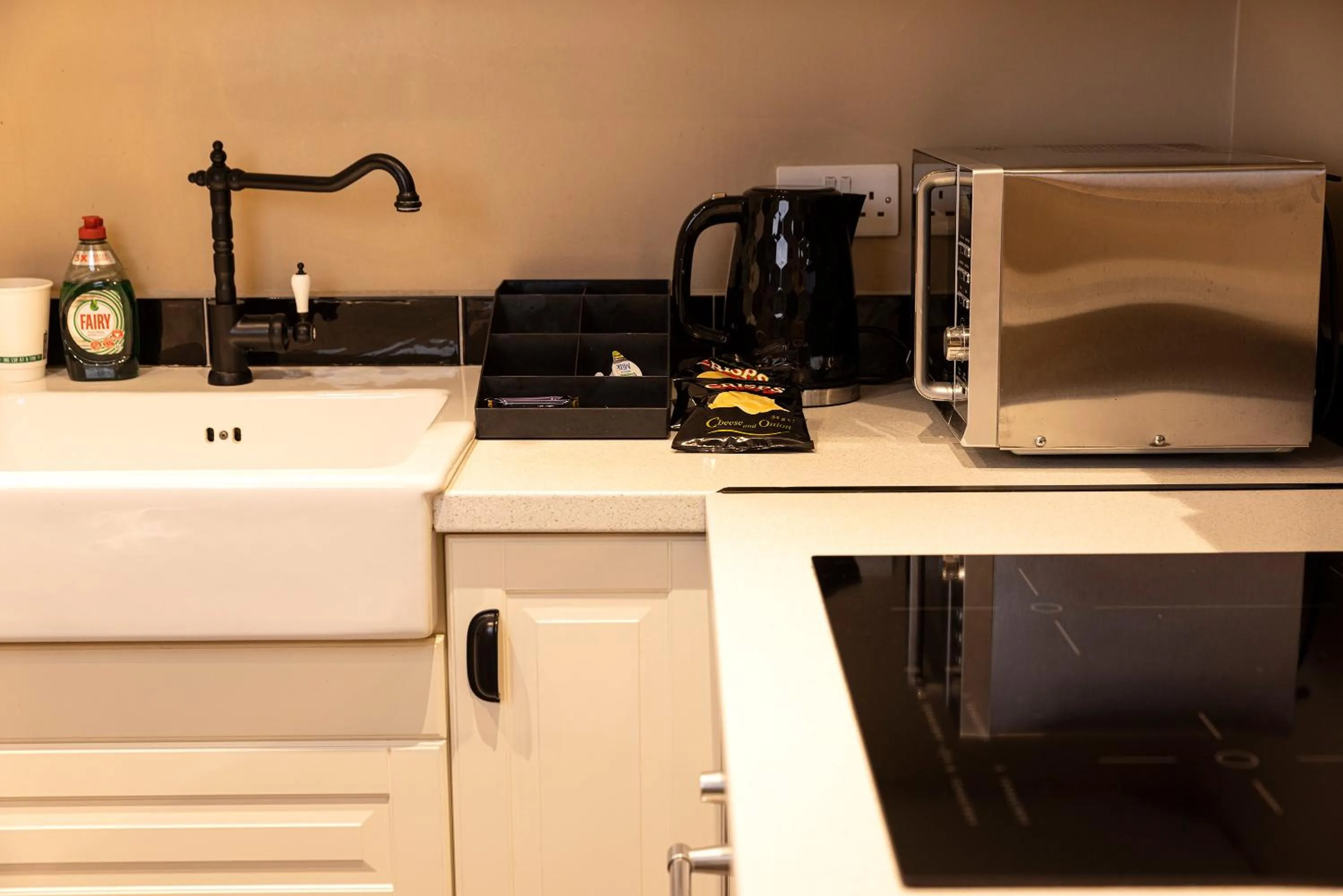 Coffee/tea facilities in Molloys Apartments