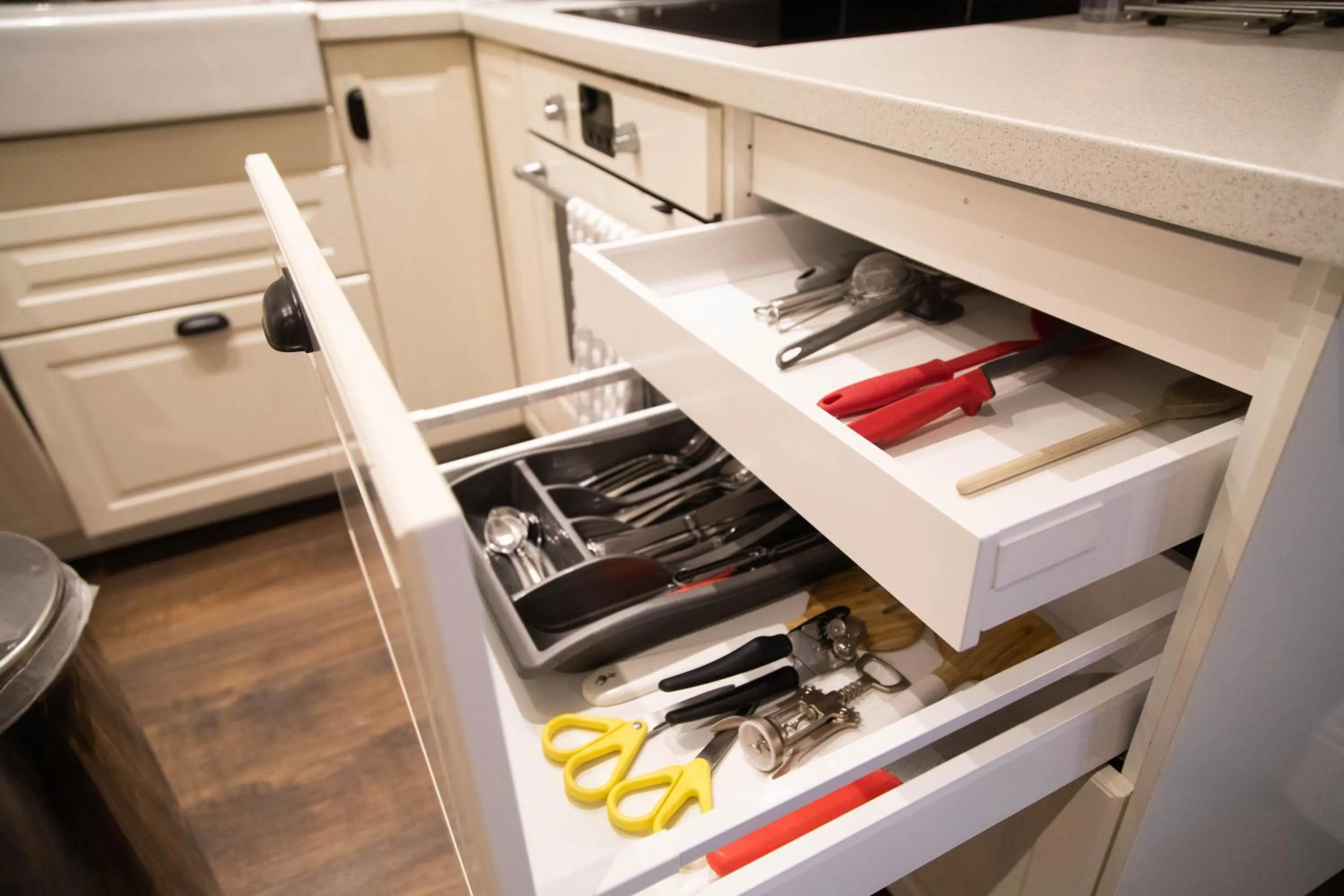 Kitchen or kitchenette in Molloys Apartments