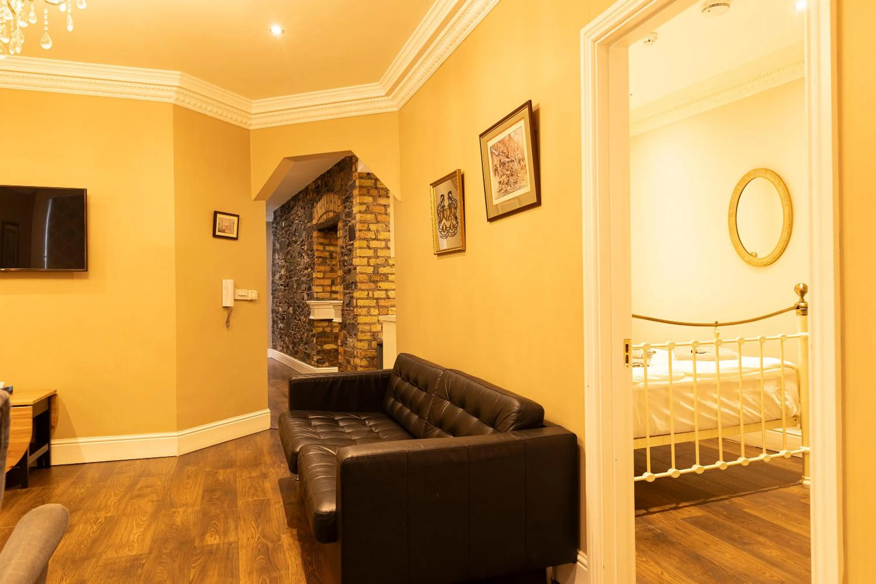 Living room, Bed in Molloys Apartments