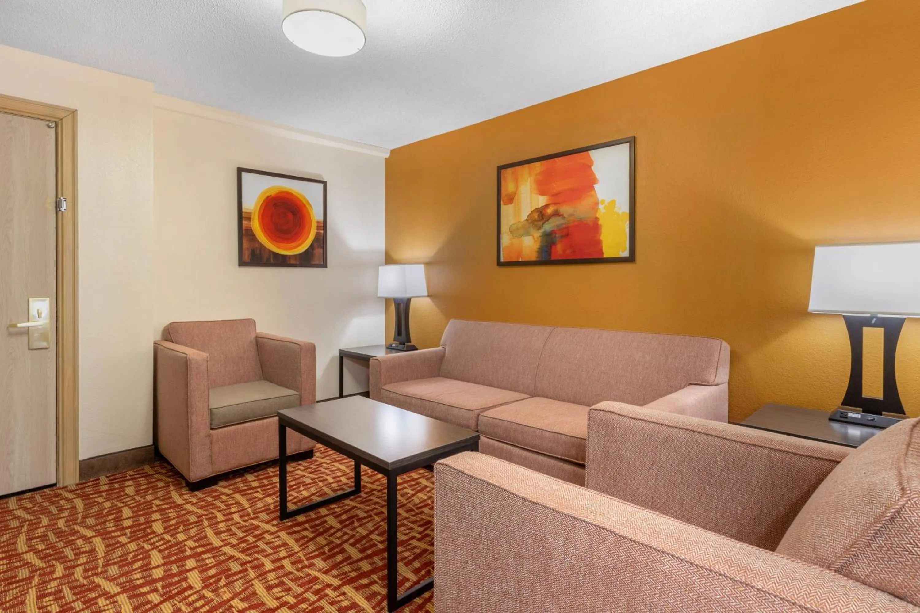 Communal lounge/ TV room in Best Western Aspen Hotel