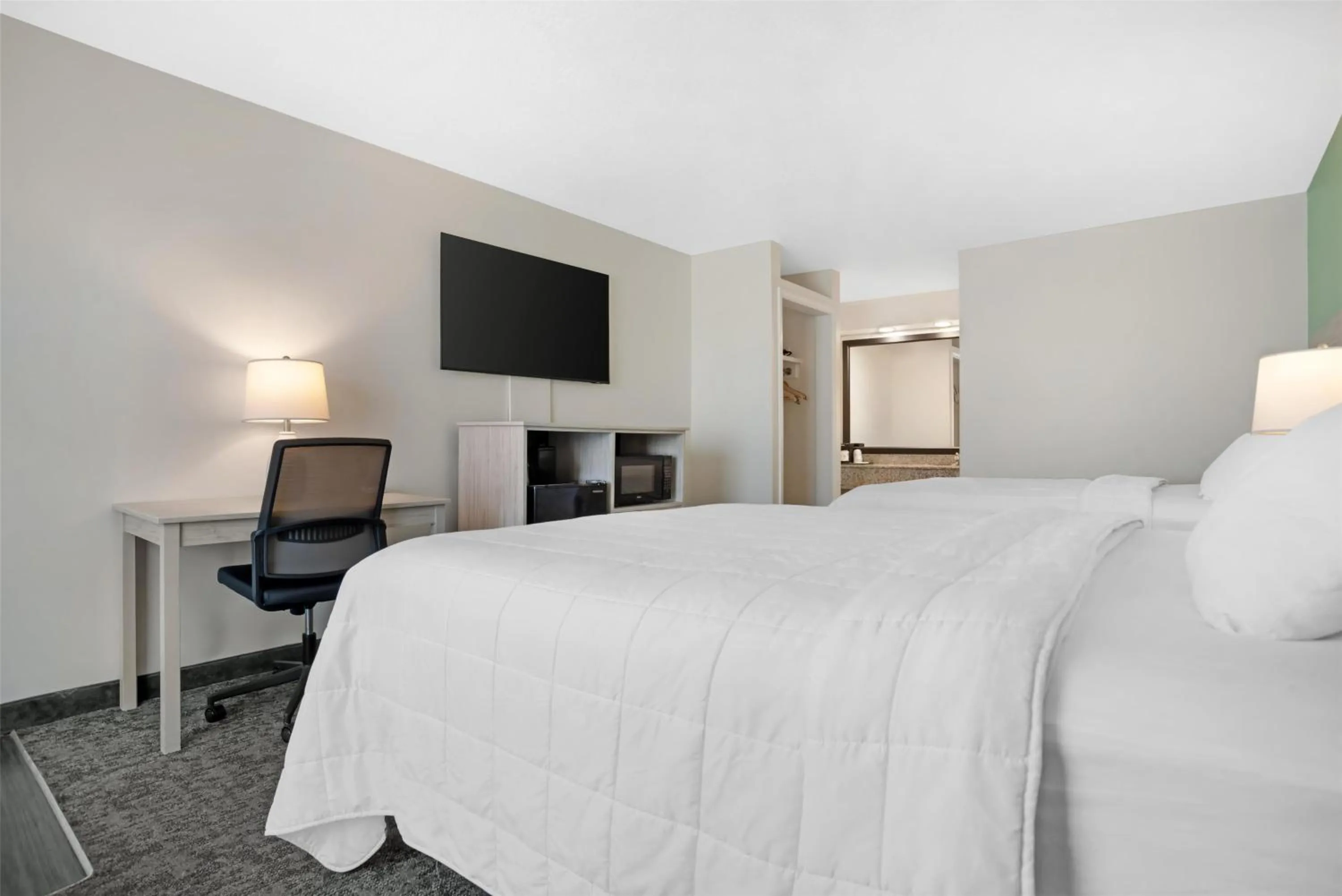 Bedroom, Bed in Best Western Navarre Waterfront