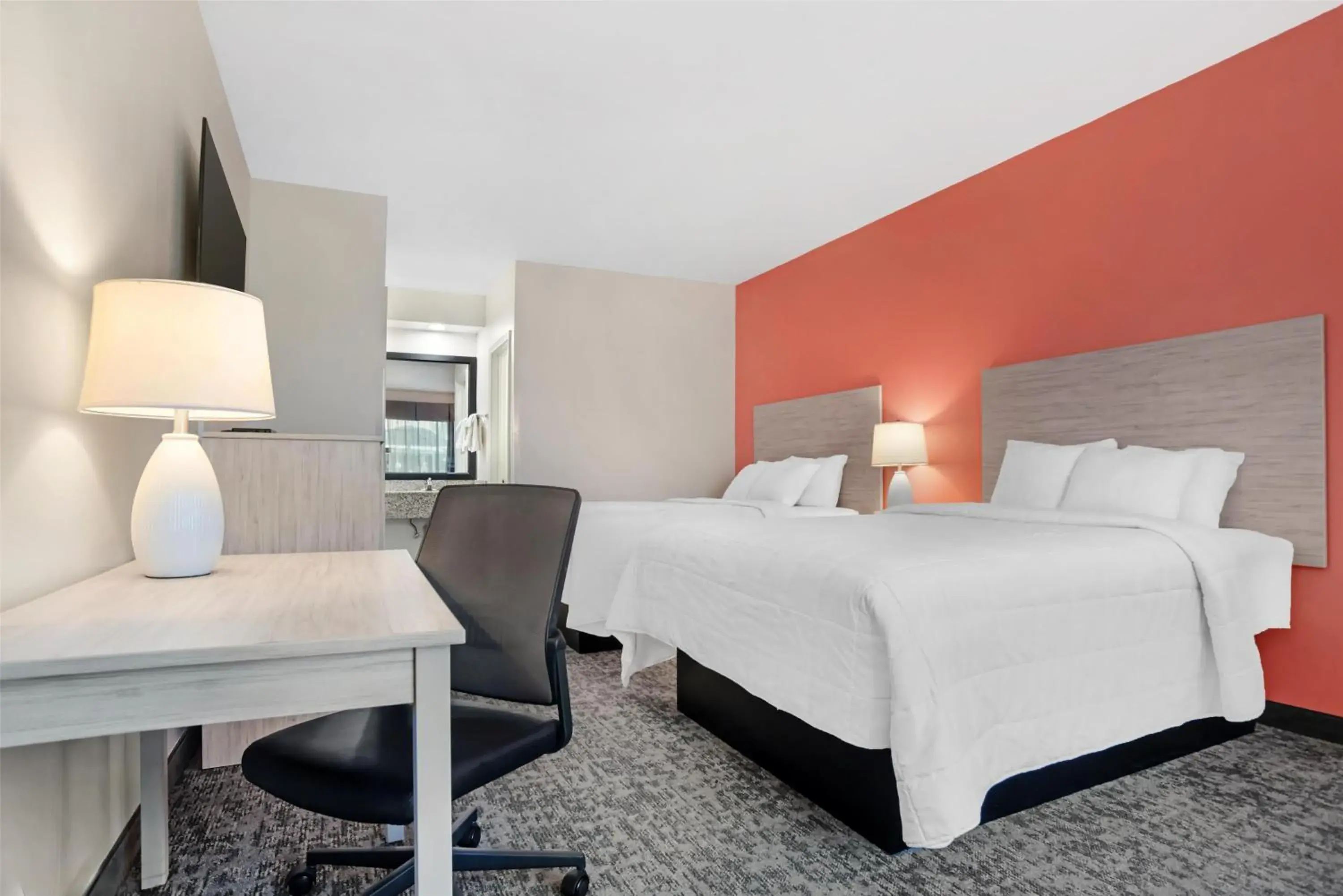 Queen Room with Two Queen Beds in Best Western Navarre Waterfront Queen Room with Two Queen Beds in Best Western Navarre Waterfront