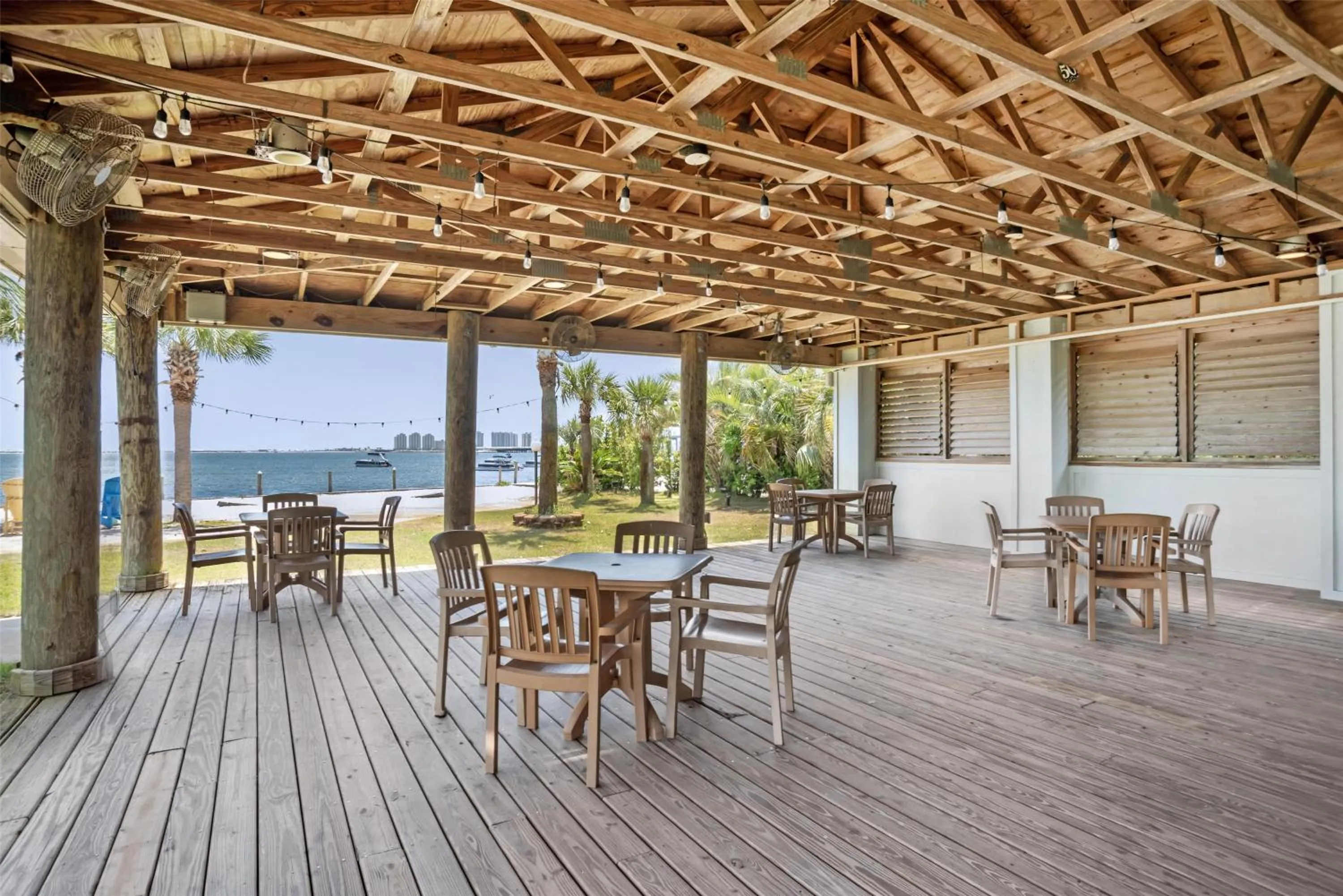 Property building in Best Western Navarre Waterfront