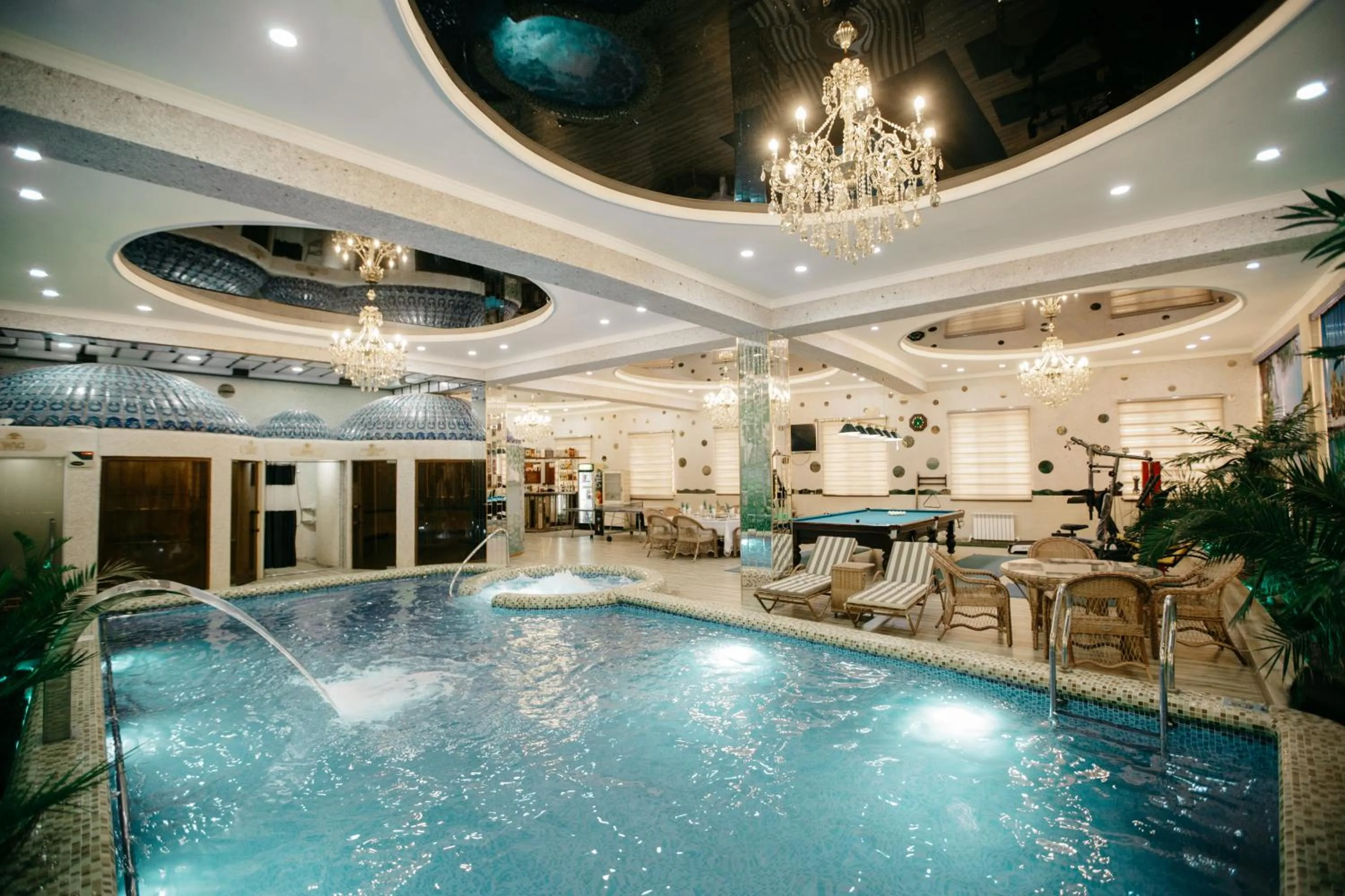 Swimming pool in Hotel KARAVAN