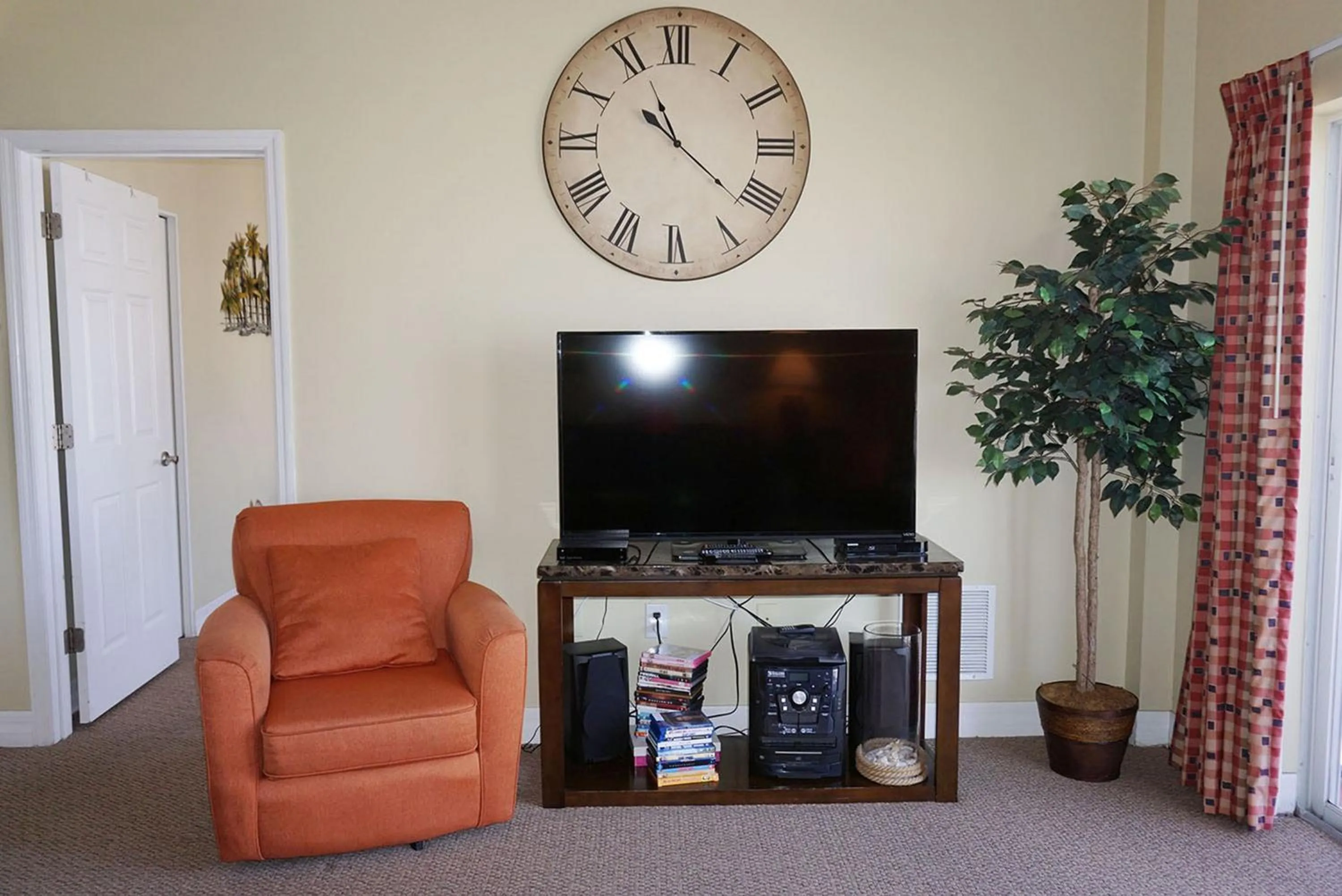 TV and multimedia in Madeira Bay Resort II by Travel Resort Services