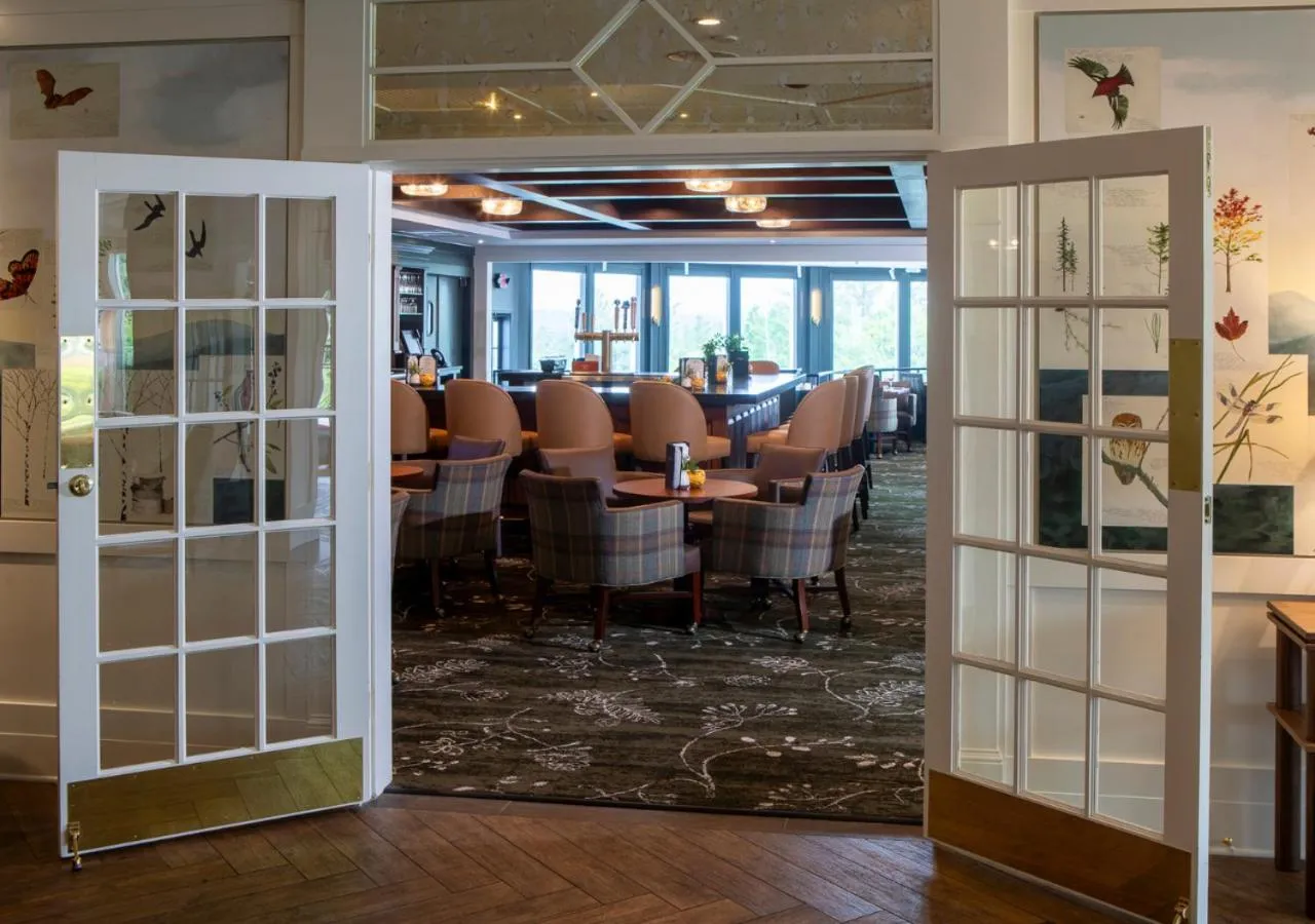 Lounge or bar in White Mountain Hotel and Resort