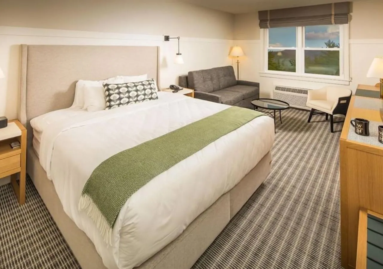 Bedroom, Bed in White Mountain Hotel and Resort