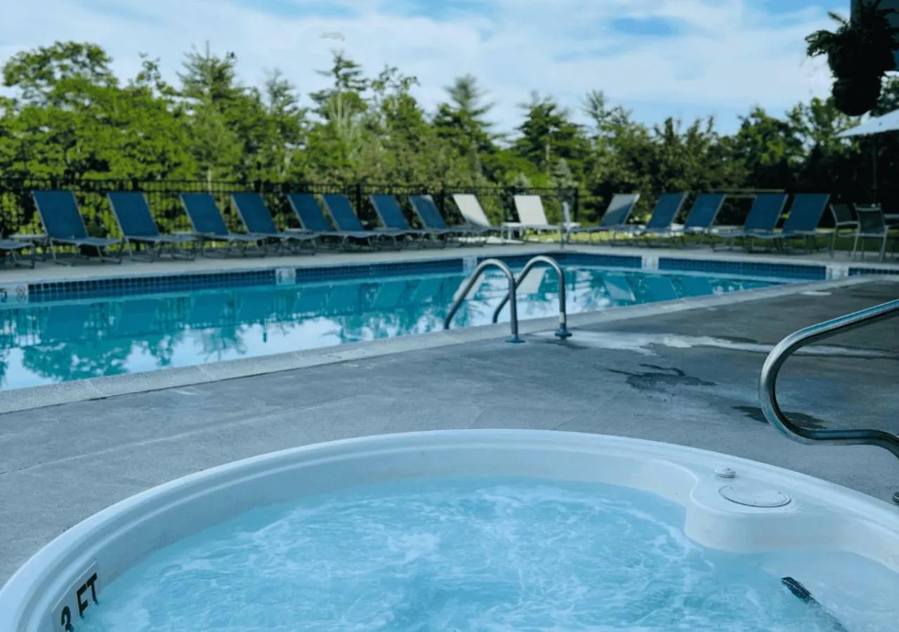 Swimming pool in White Mountain Hotel and Resort