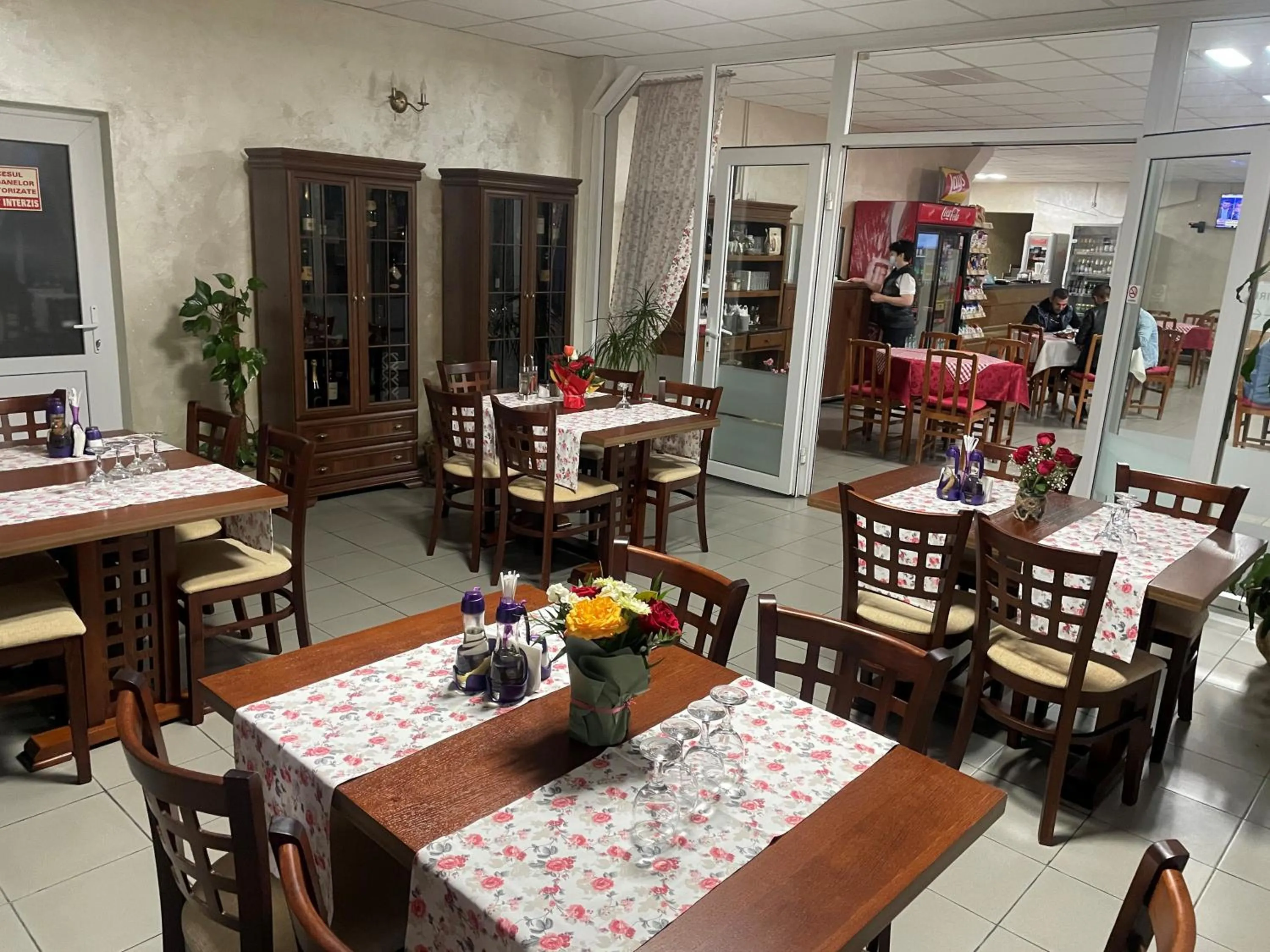 Restaurant/places to eat in KM 80 Restaurant & Hotel